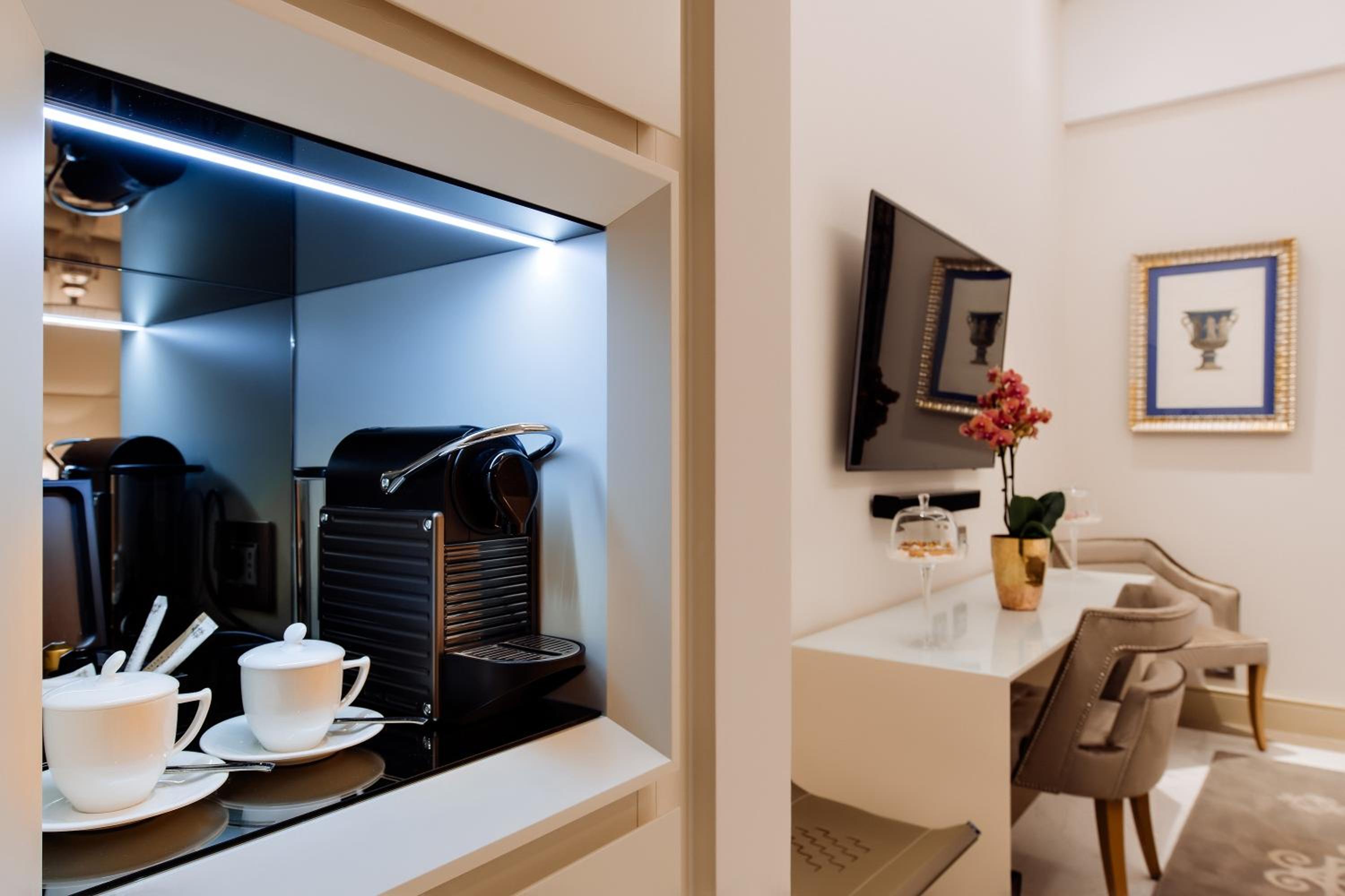 Deluxe Twin Room thumbnail 5