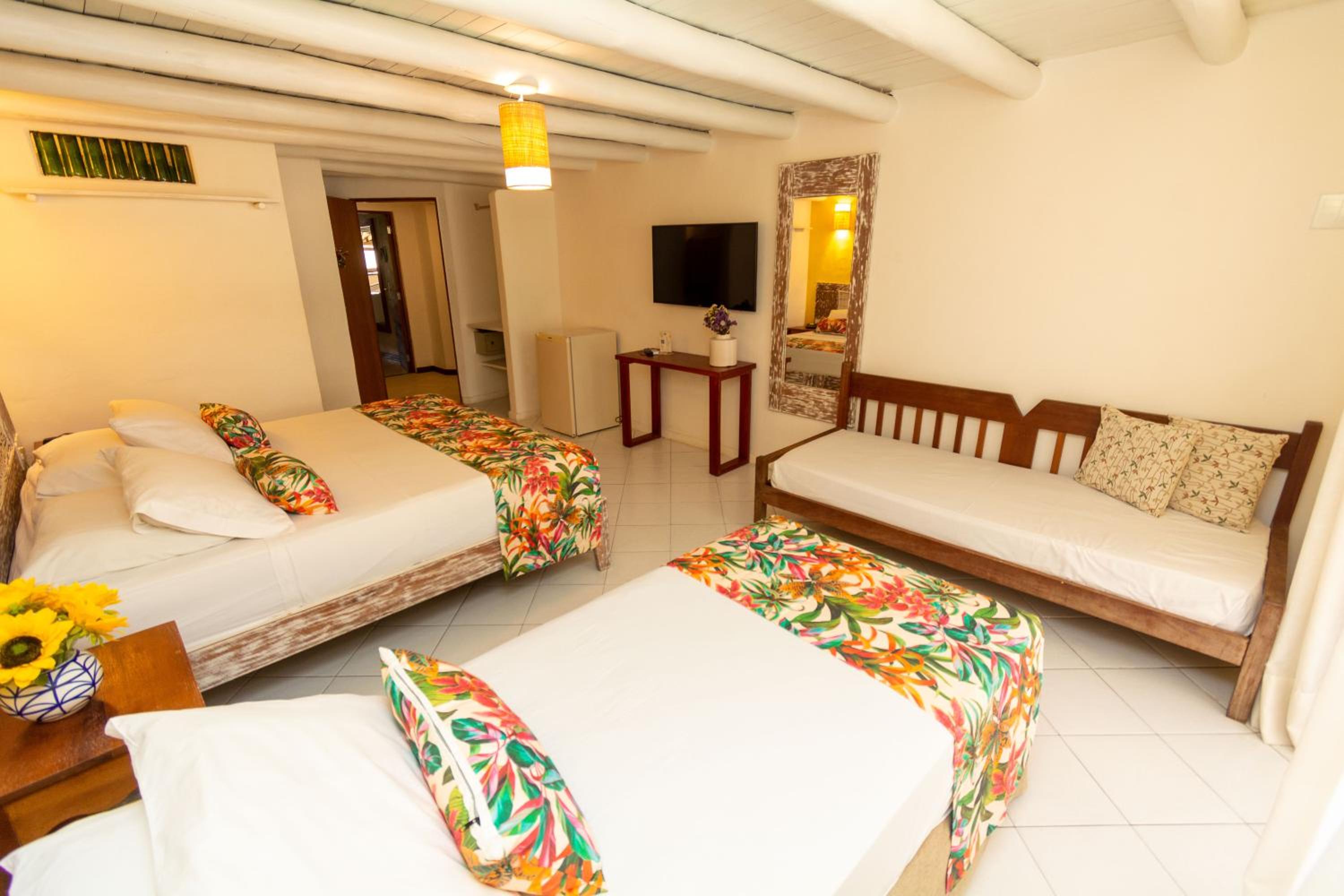 Standard Room with Balcony - Photo 2