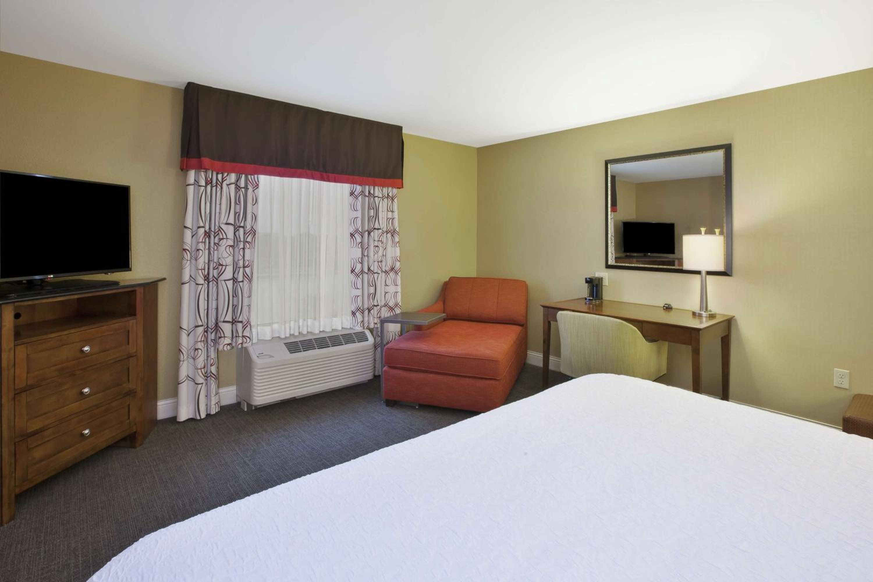 King Room with King Bed - Non-Smoking - Photo 4