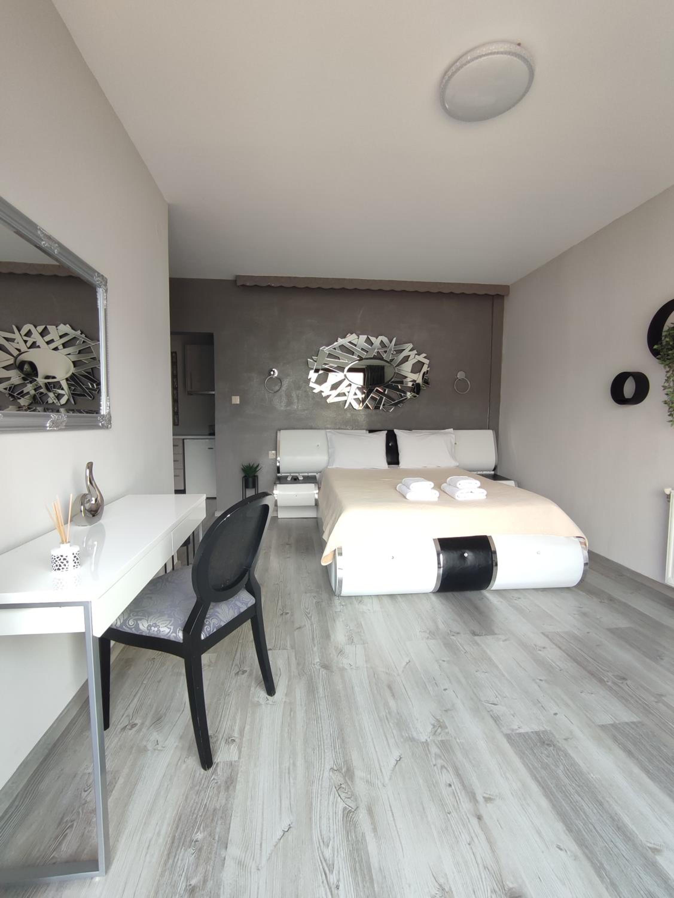 Suite with Lake View - Photo 11