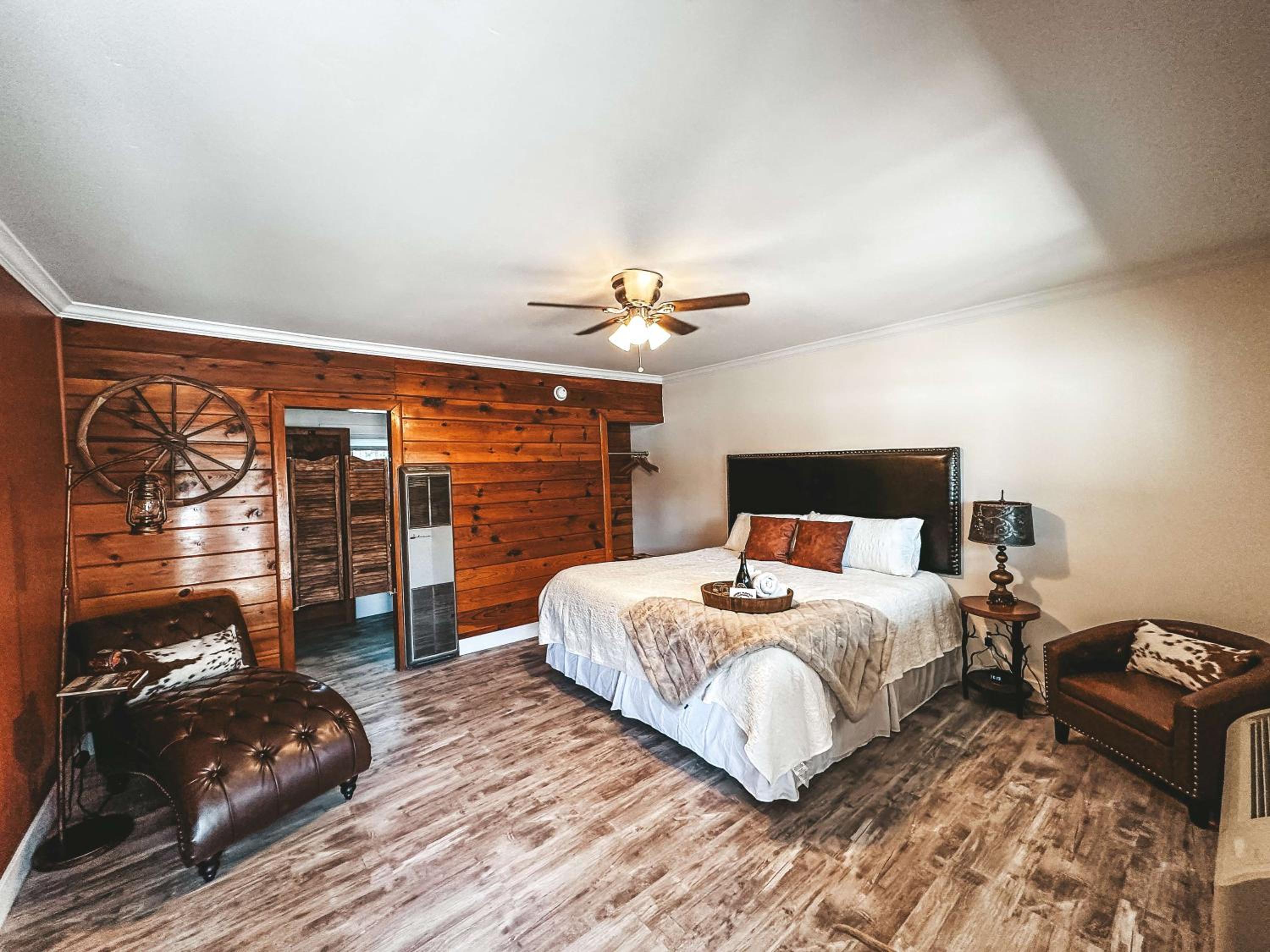Standard King Room photo 1
