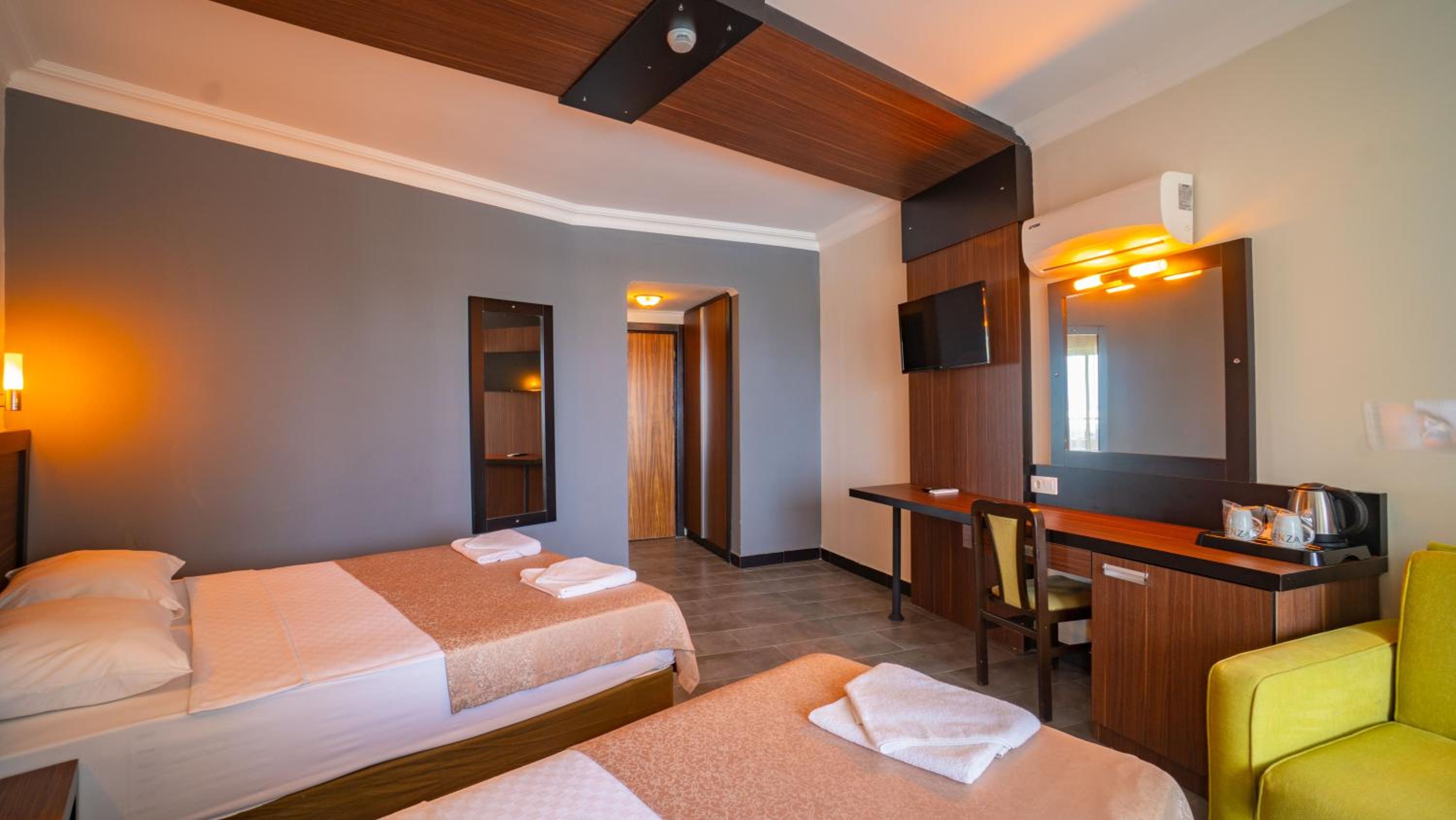Standard Double or Twin Room thumbnail 5