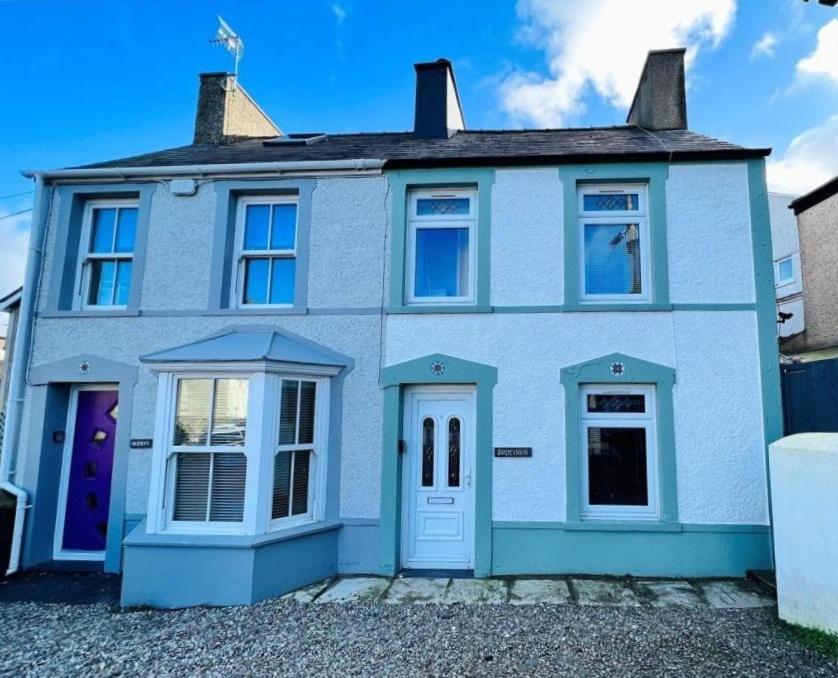 Three-Bedroom House photo 2