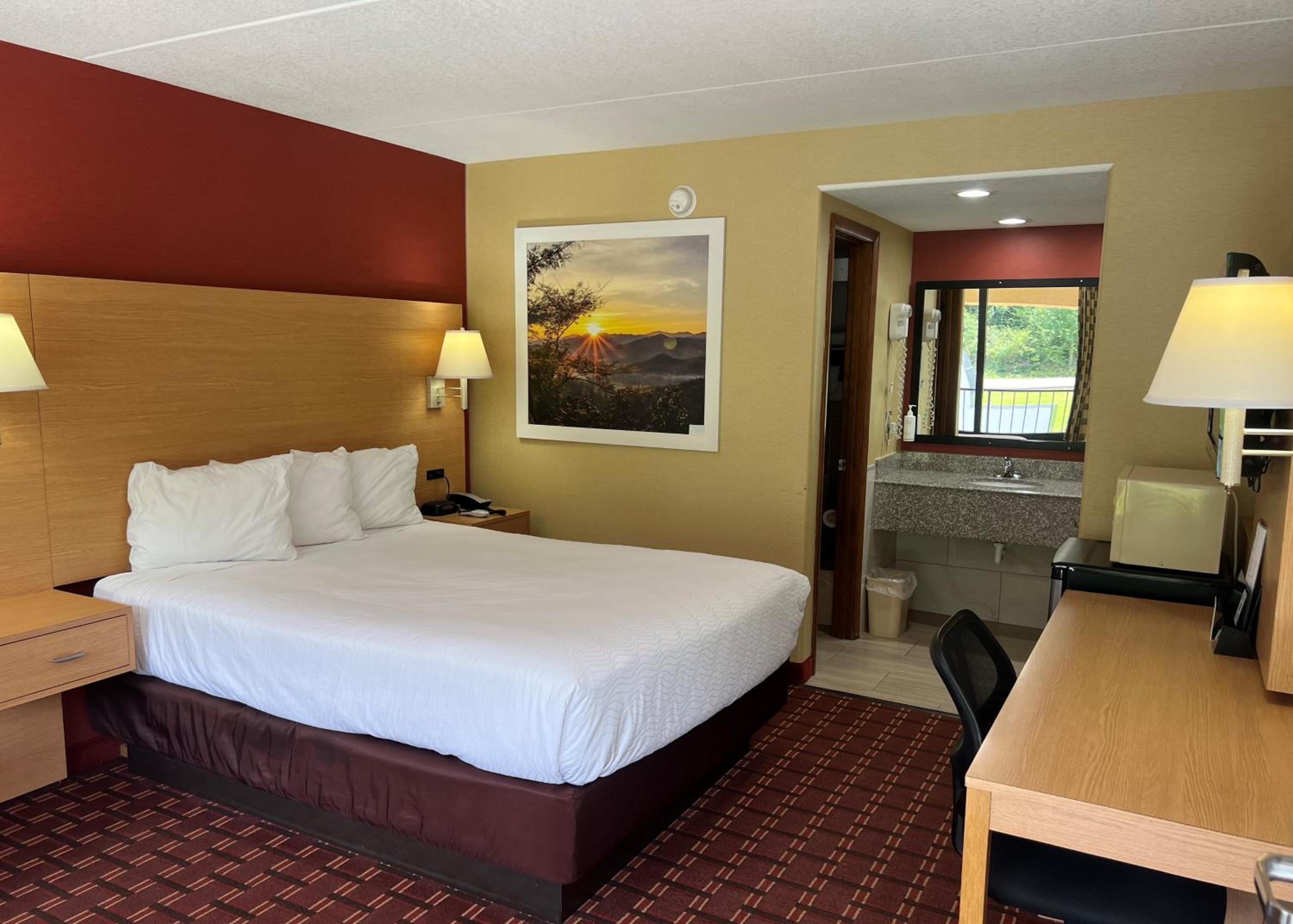 Queen Room - Non-Smoking - Photo 1