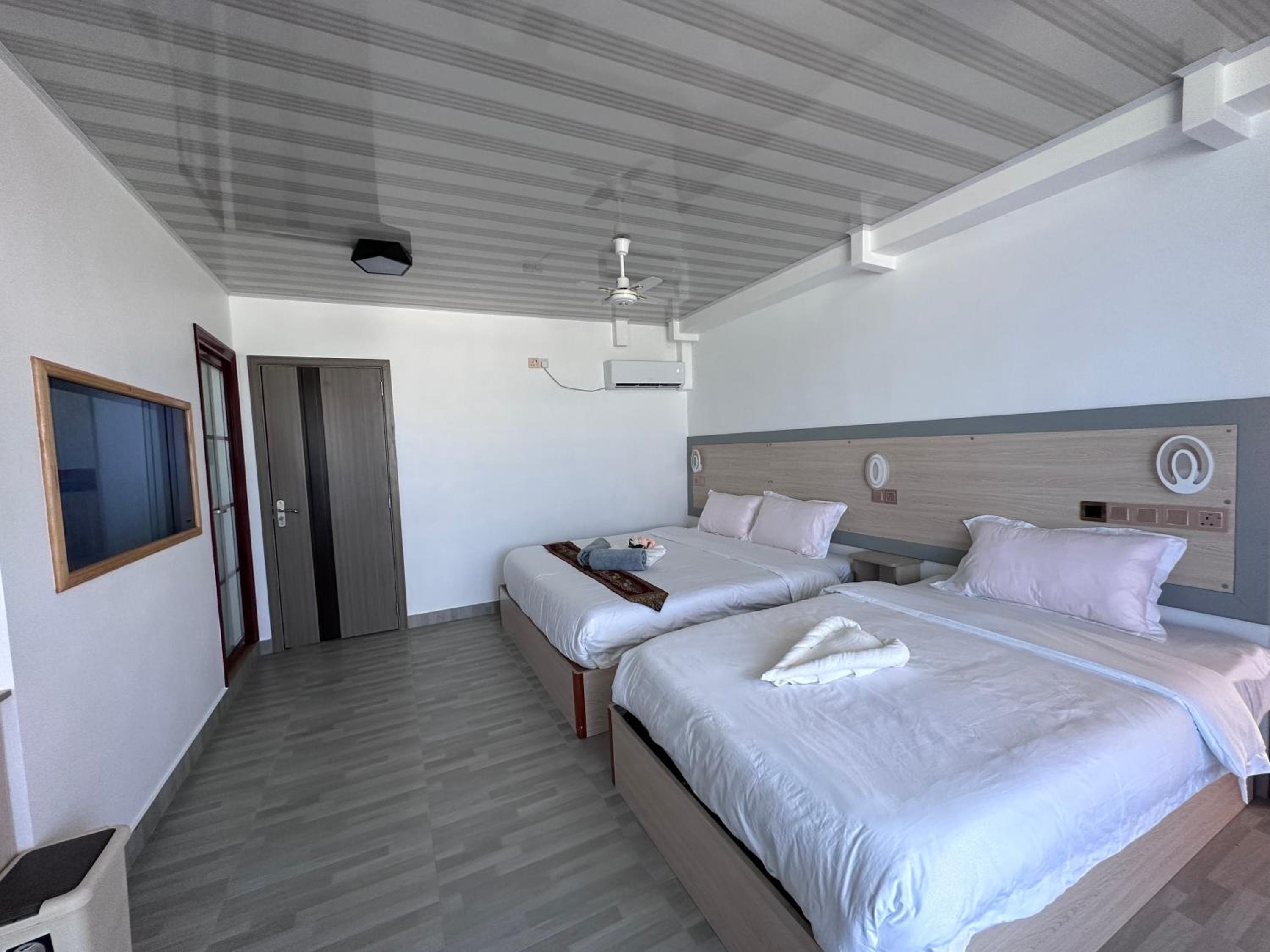 Superior Triple Room with Sea View - Photo 3