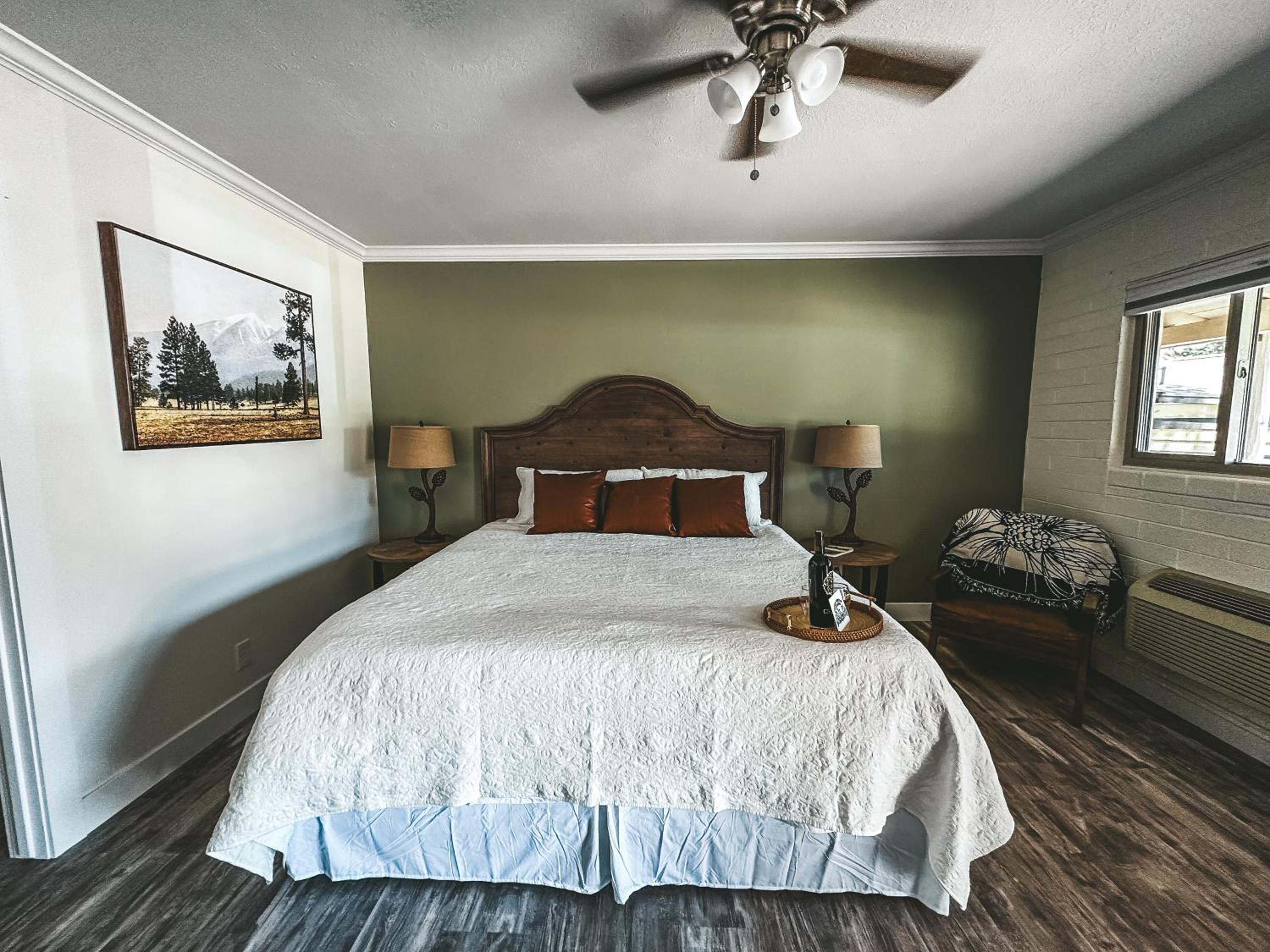 Standard King Room photo 2