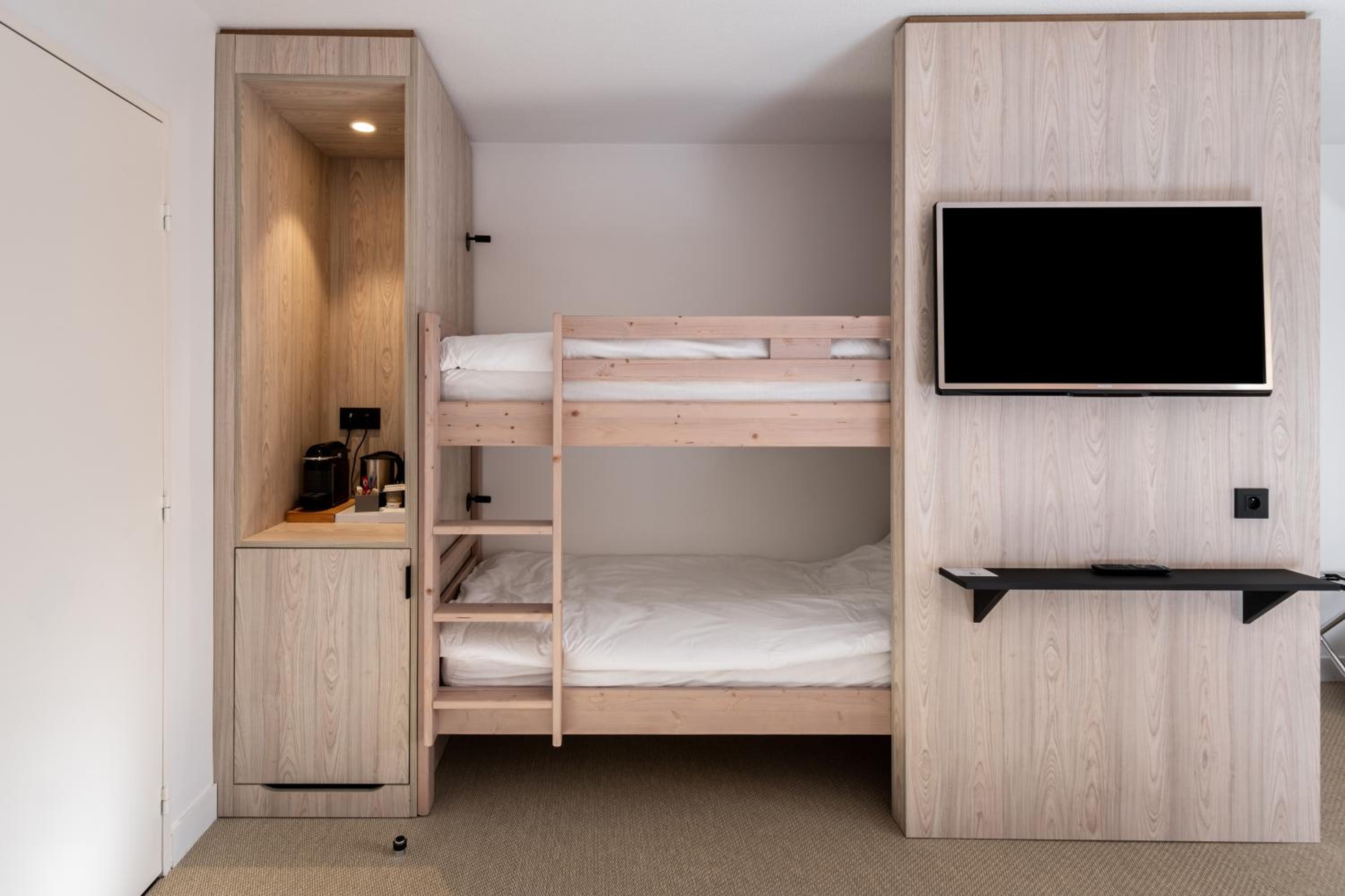 Deluxe Room with Double Bed and Bunk Beds - Photo 1