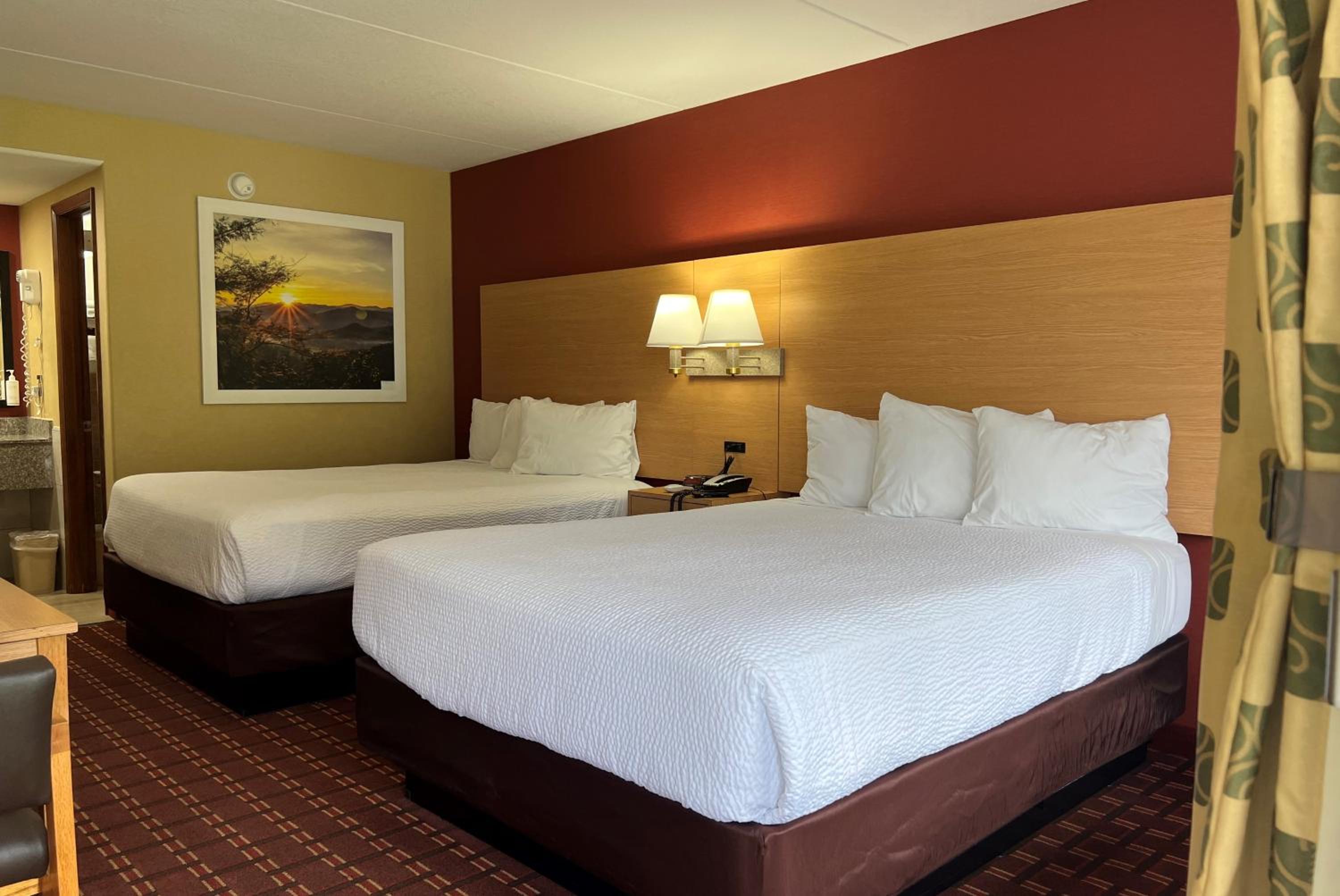 Queen Room with Two Queen Beds - Non-Smoking - Photo 7