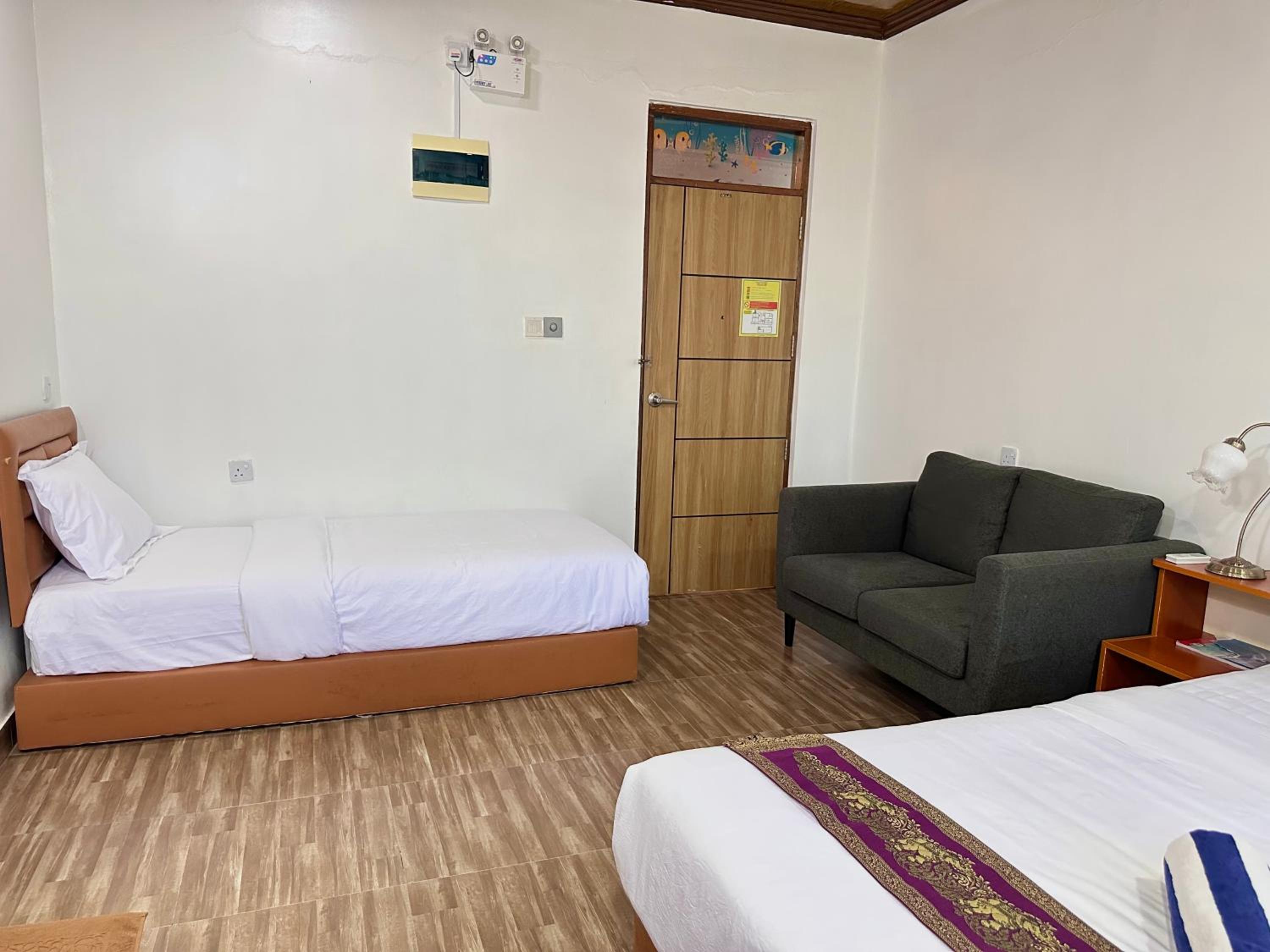 Standard Triple Room with Sea View - Photo 3
