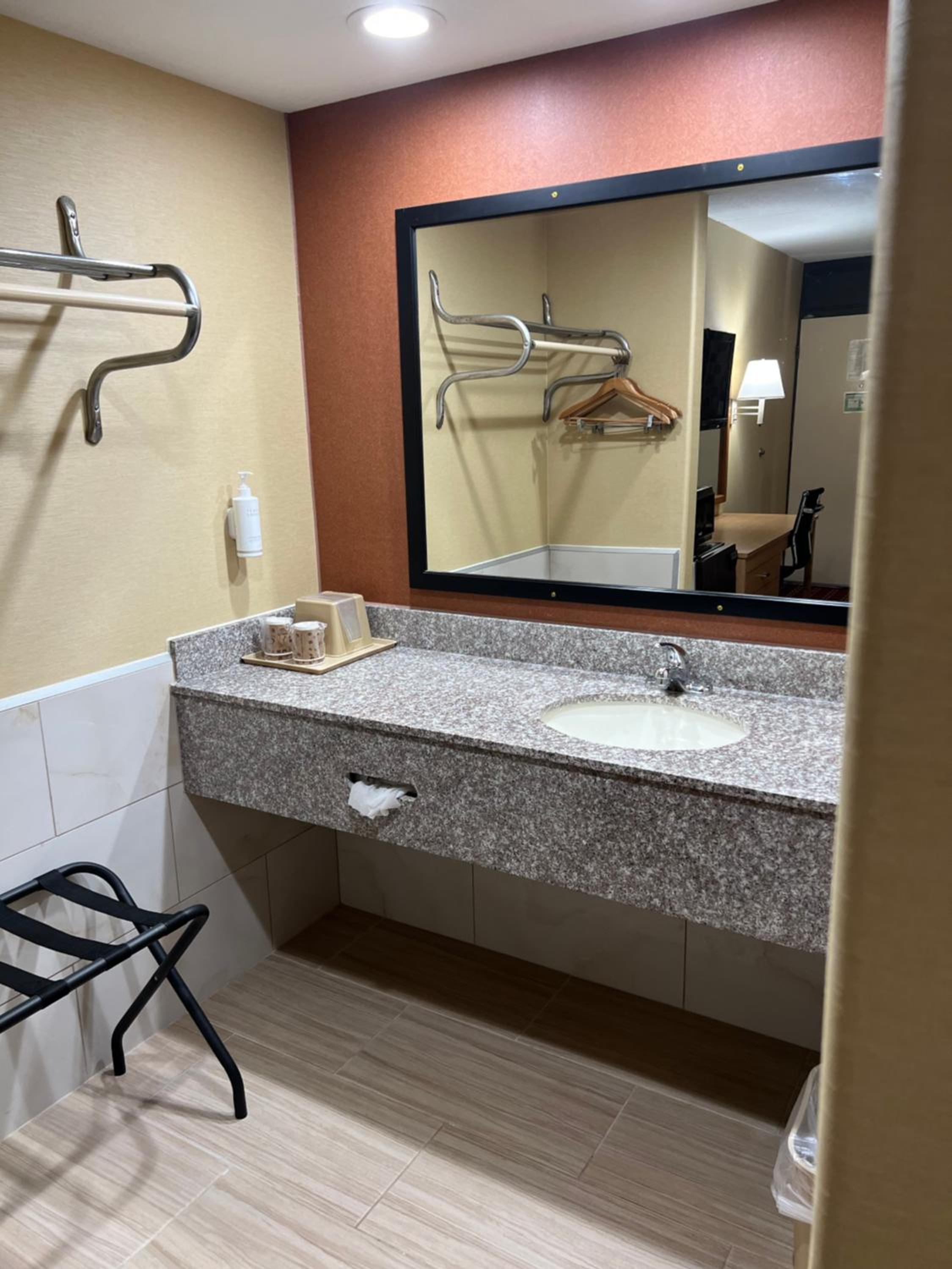 King Room - Non-Smoking - Photo 7