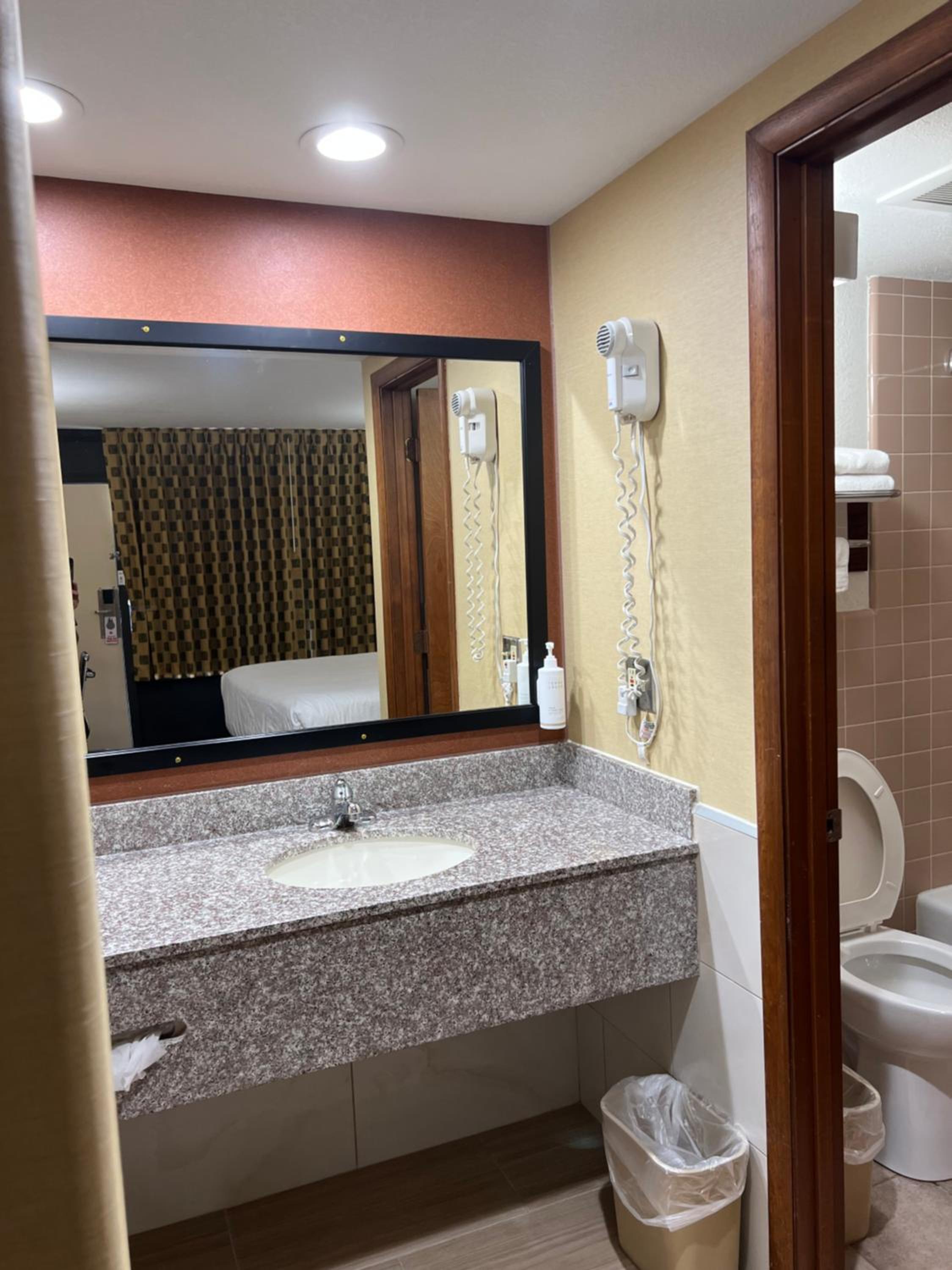 King Room - Non-Smoking - Photo 2
