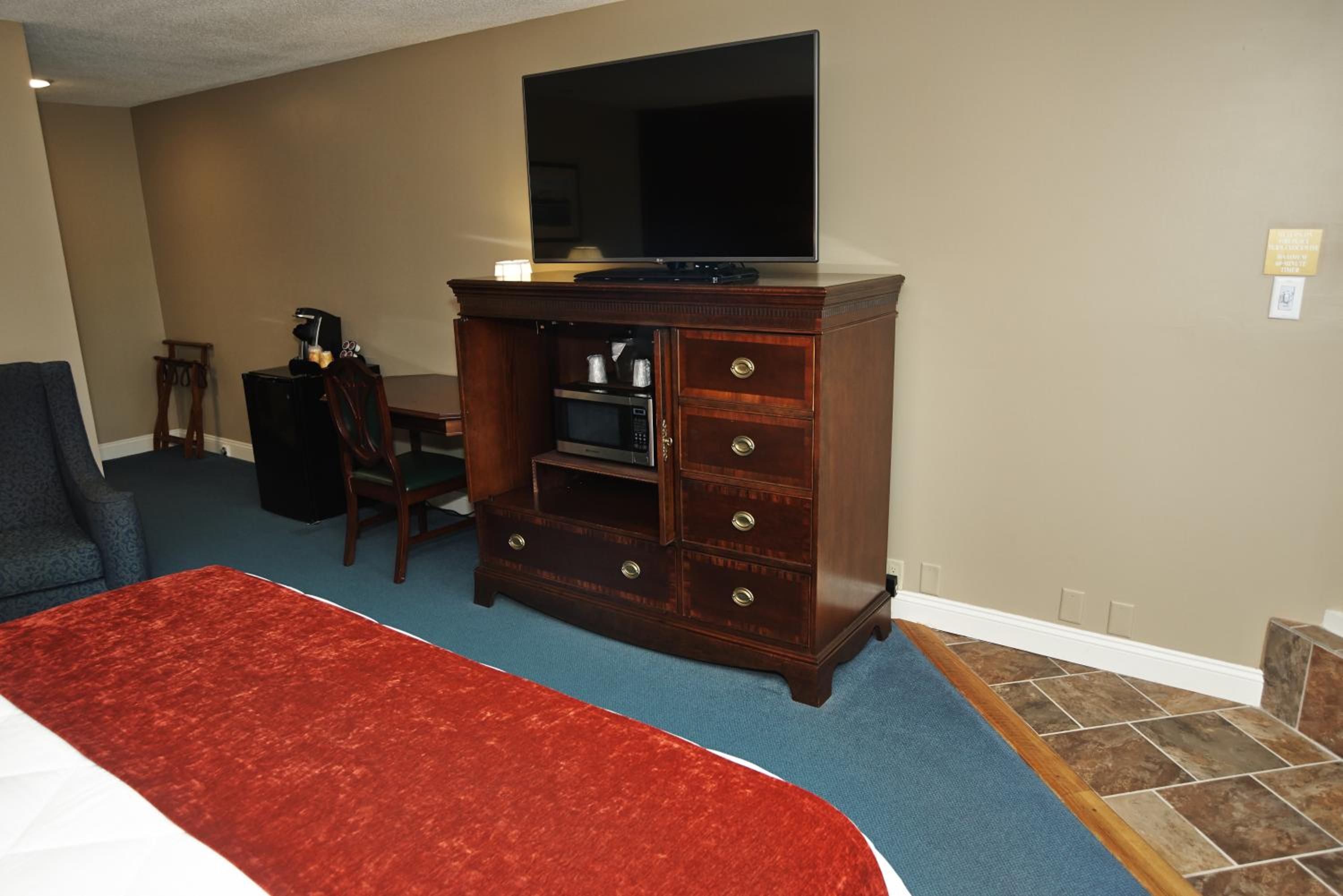 2nd Floor King Bed W/Fireplace
