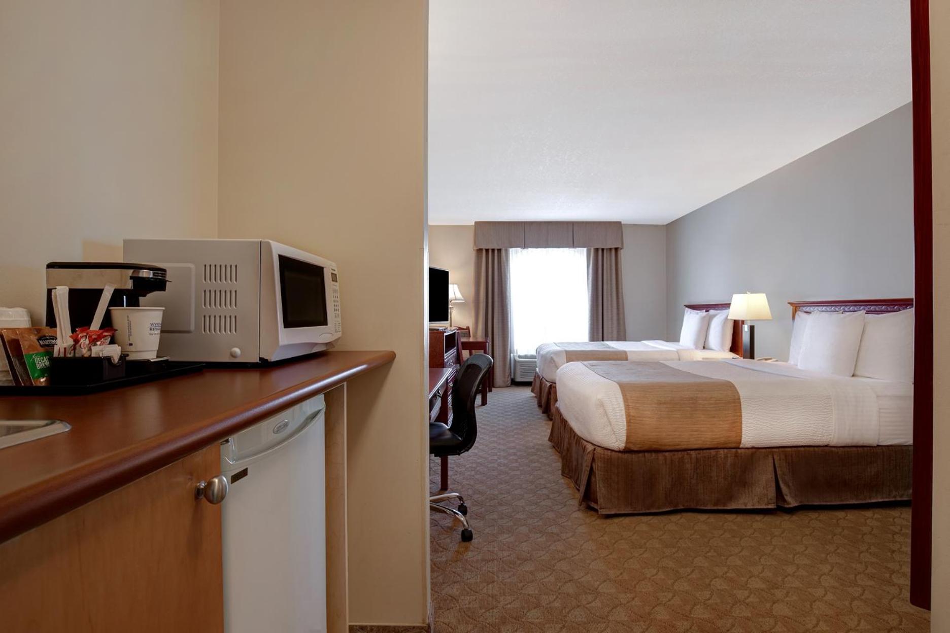 Queen Room with Two Queen Beds - Non-Smoking - Photo 3