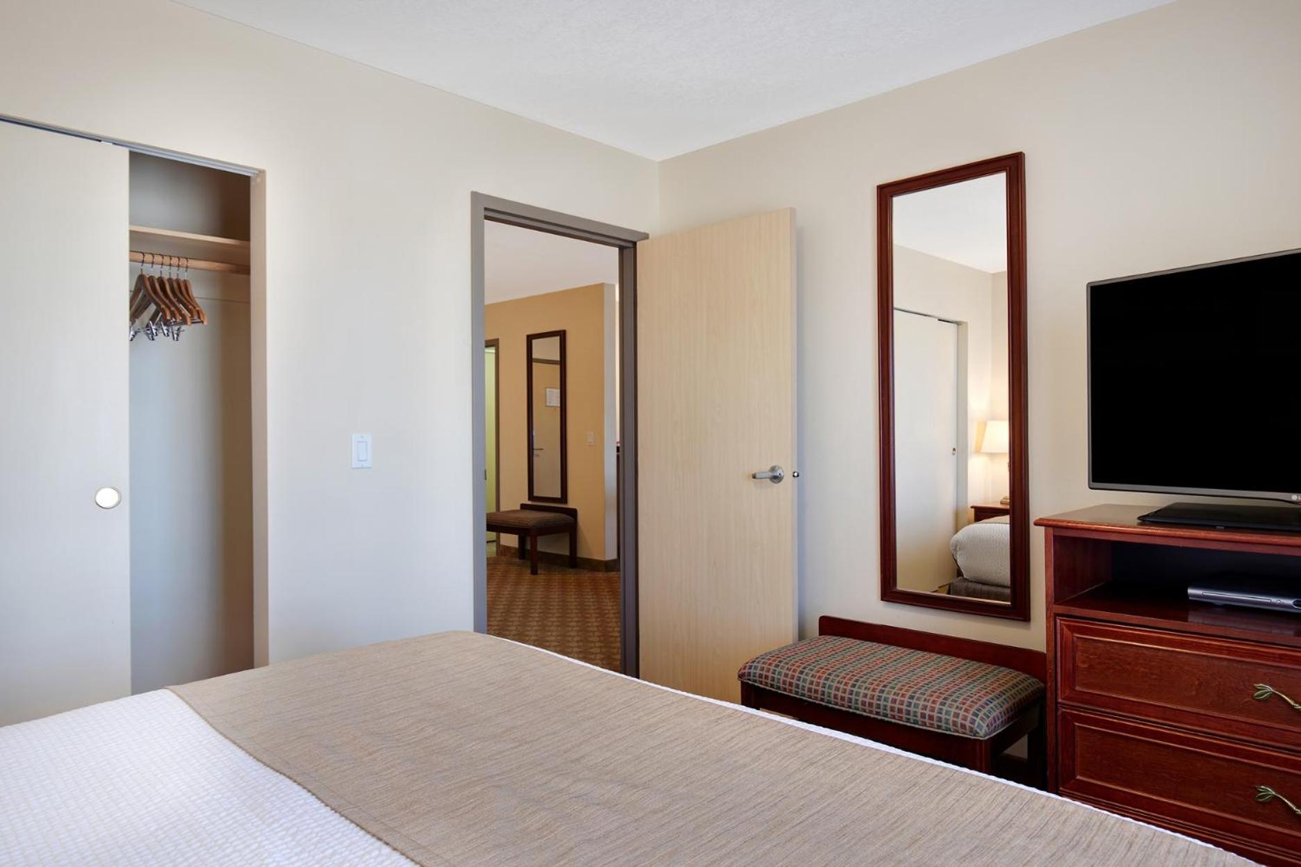 King Suite - Non-Smoking - Photo 1