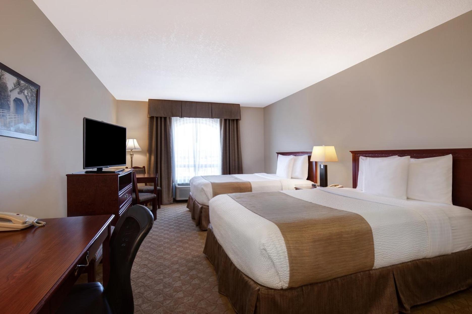 Queen Room with Two Queen Beds - Non-Smoking - Photo 2