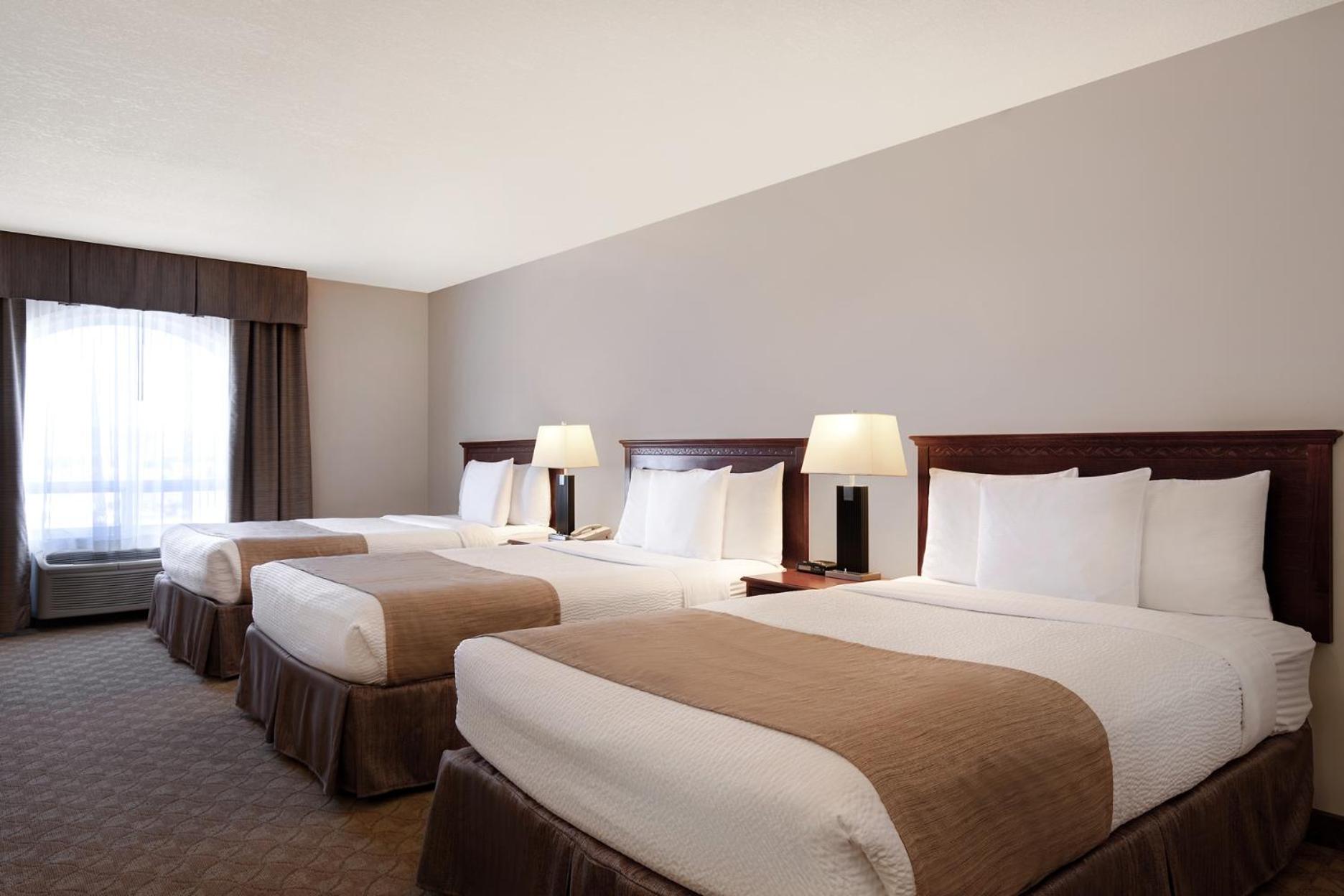 Double Room with Three Double Beds - Non-Smoking - Photo 2