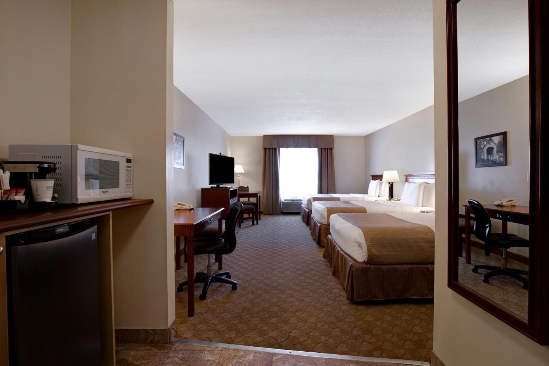 Double Room with Three Double Beds - Non-Smoking - Photo 1