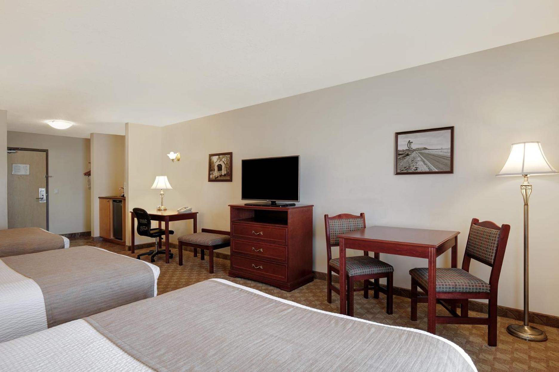 Double Room with Three Double Beds - Non-Smoking - Photo 3