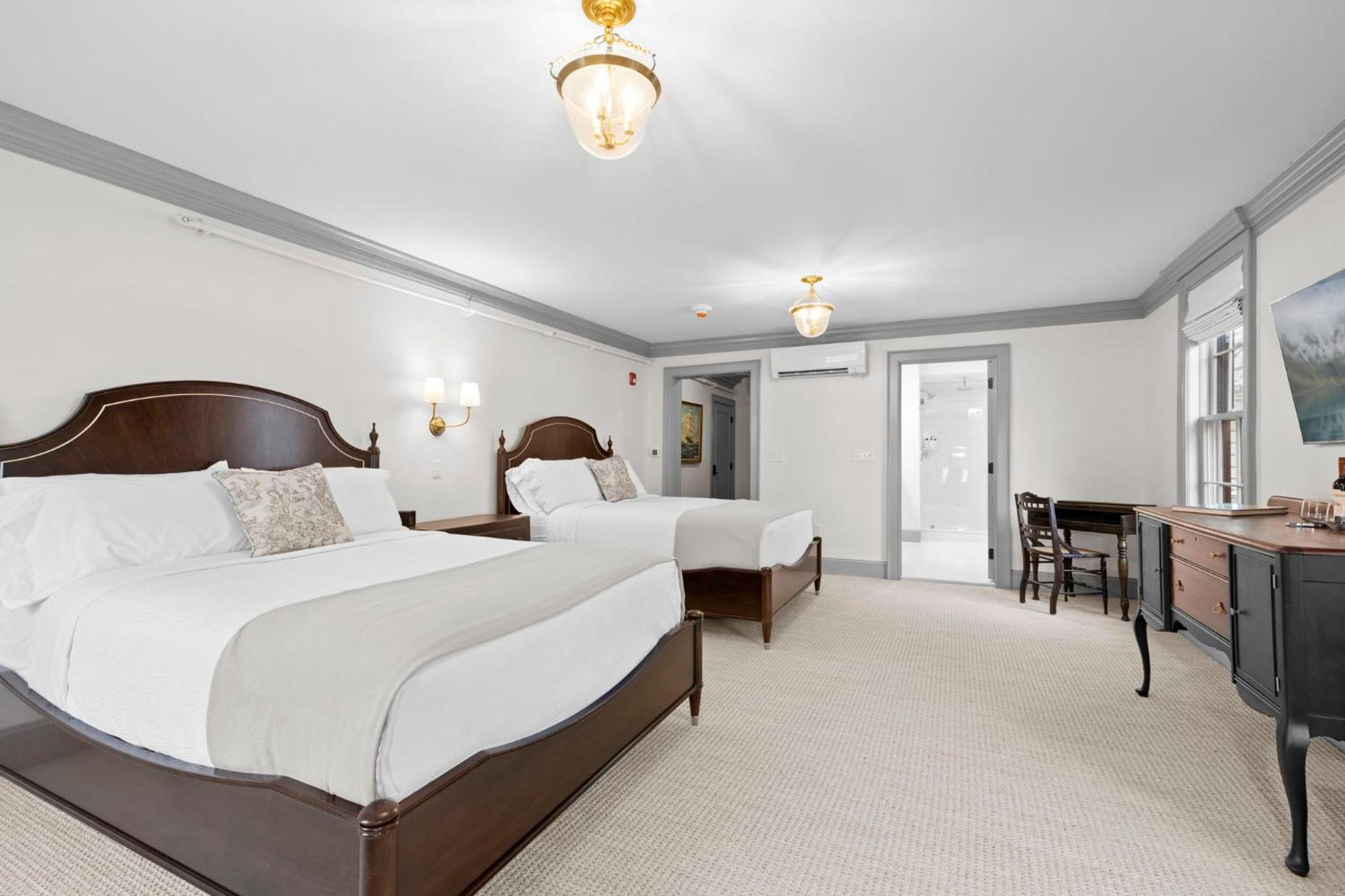 Deluxe Queen Suite - Photo 1