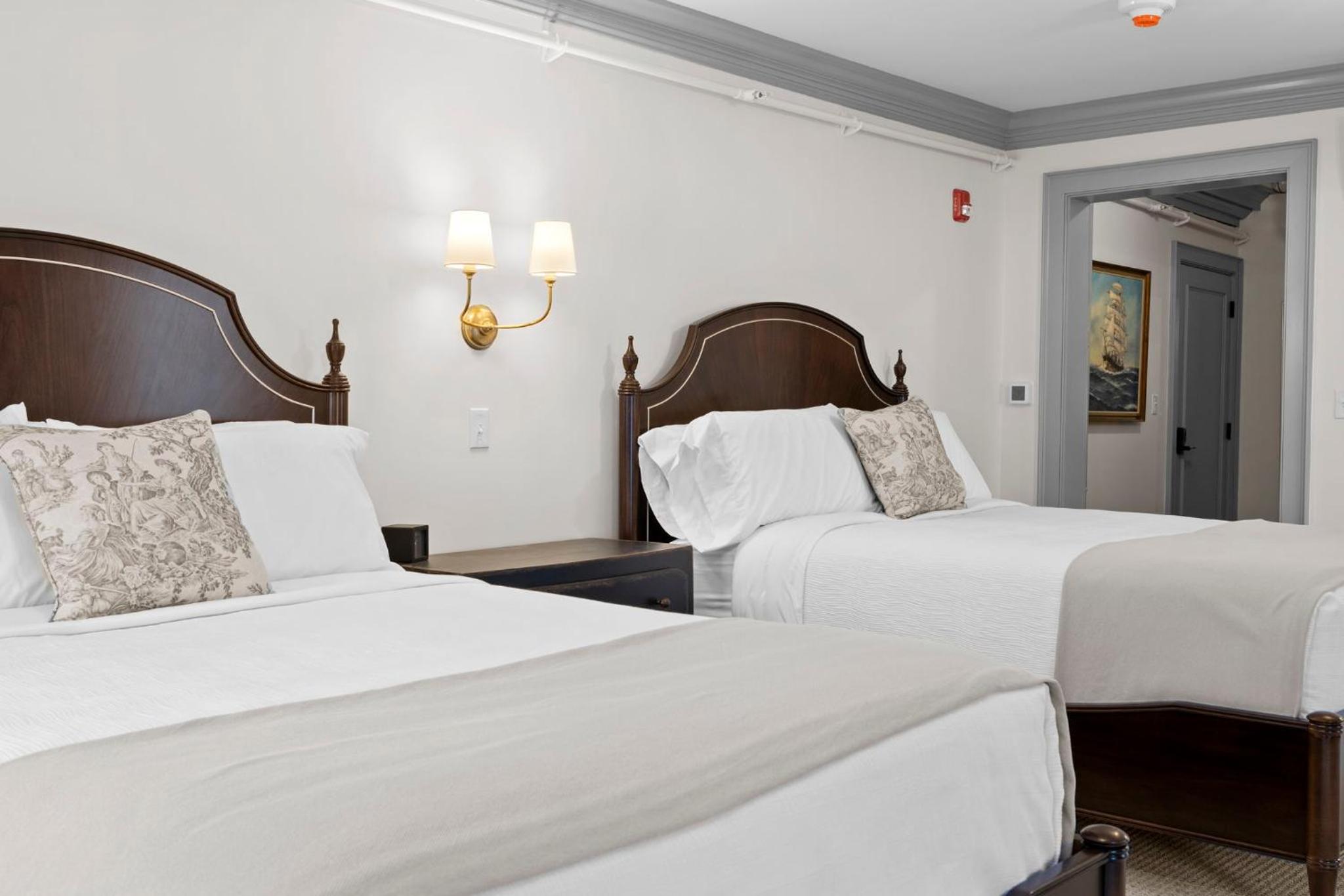 Deluxe Queen Suite - Photo 5