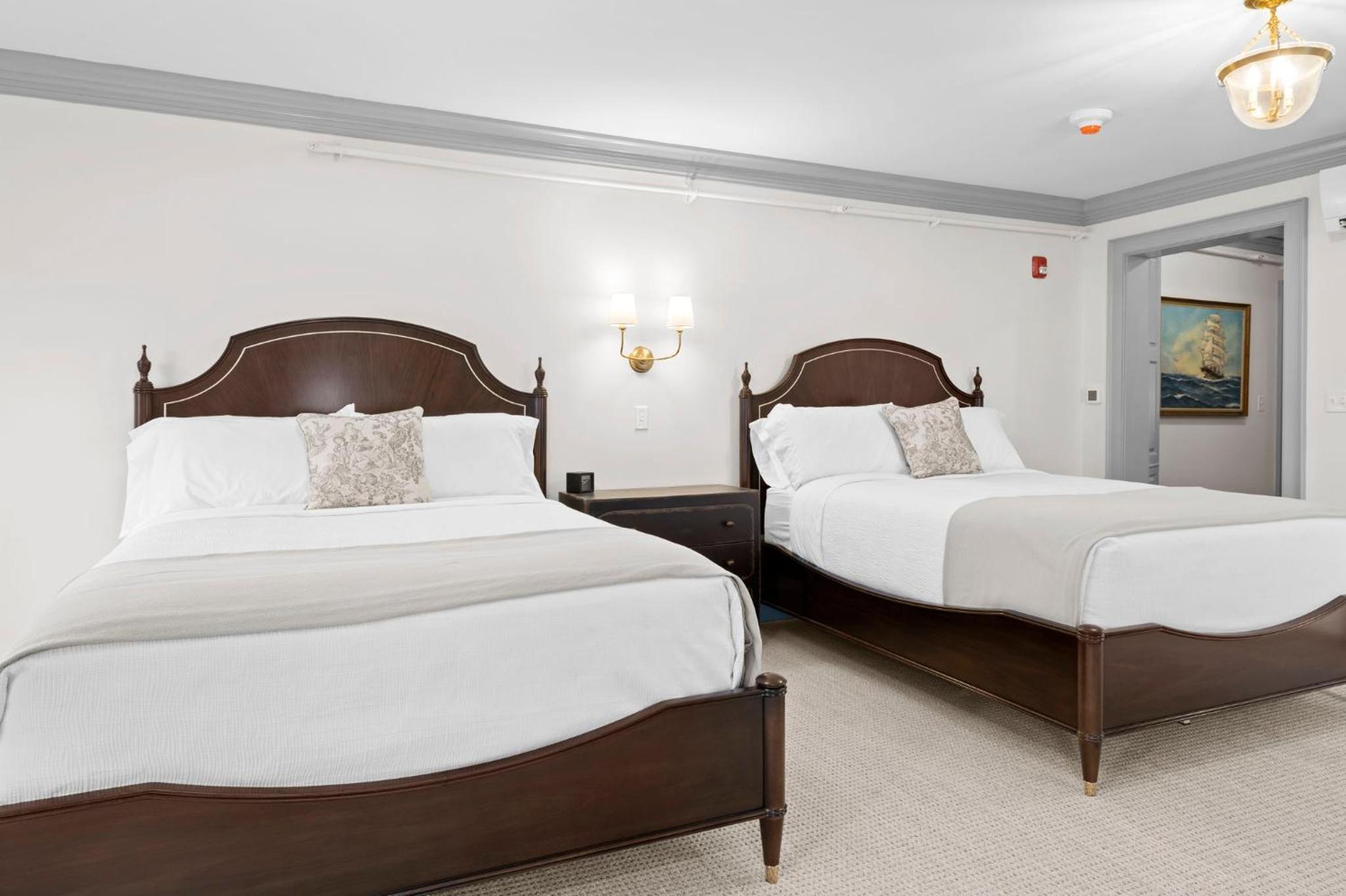 Deluxe Queen Suite - Photo 3