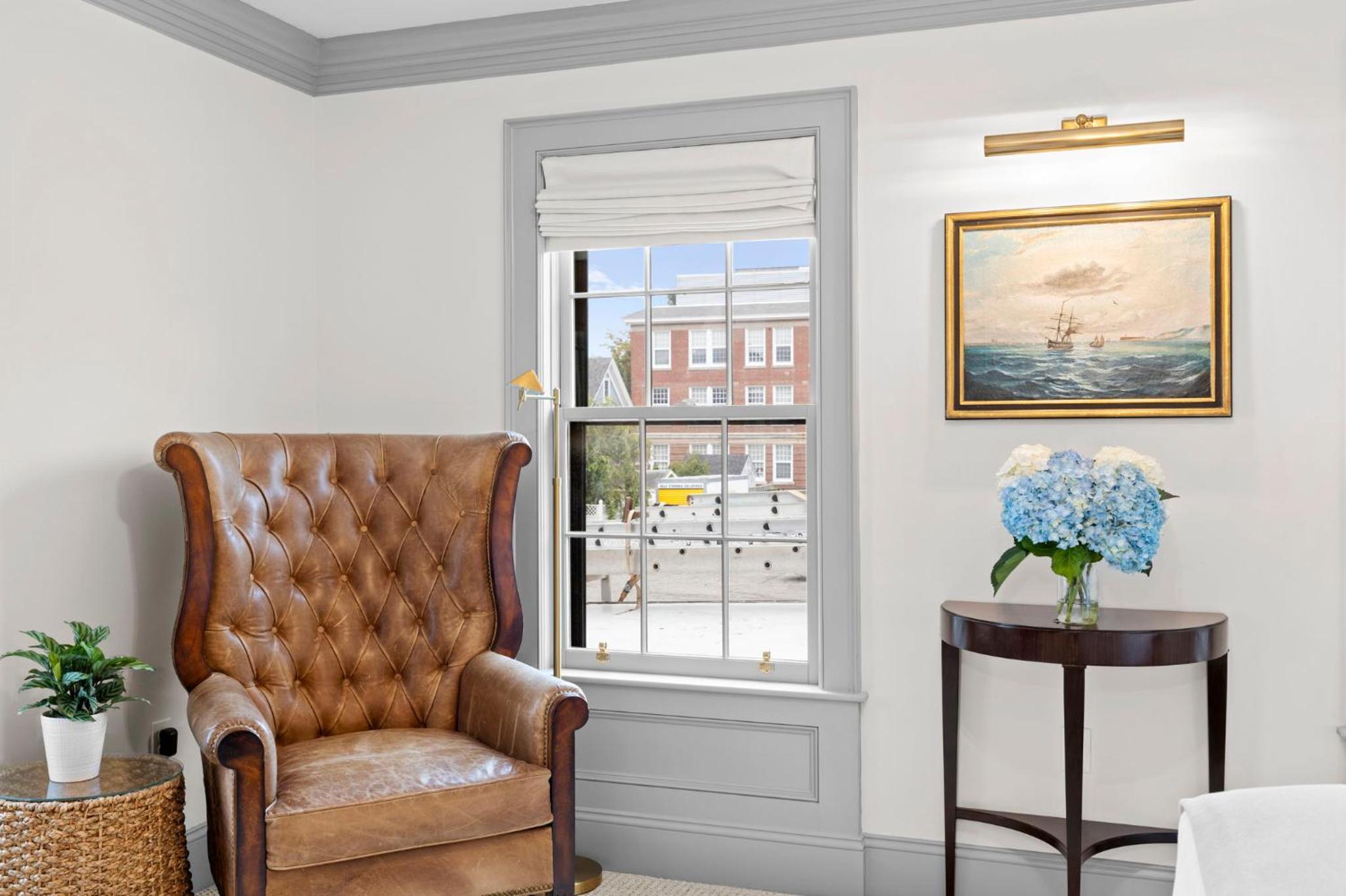 Deluxe Queen Suite - Photo 2