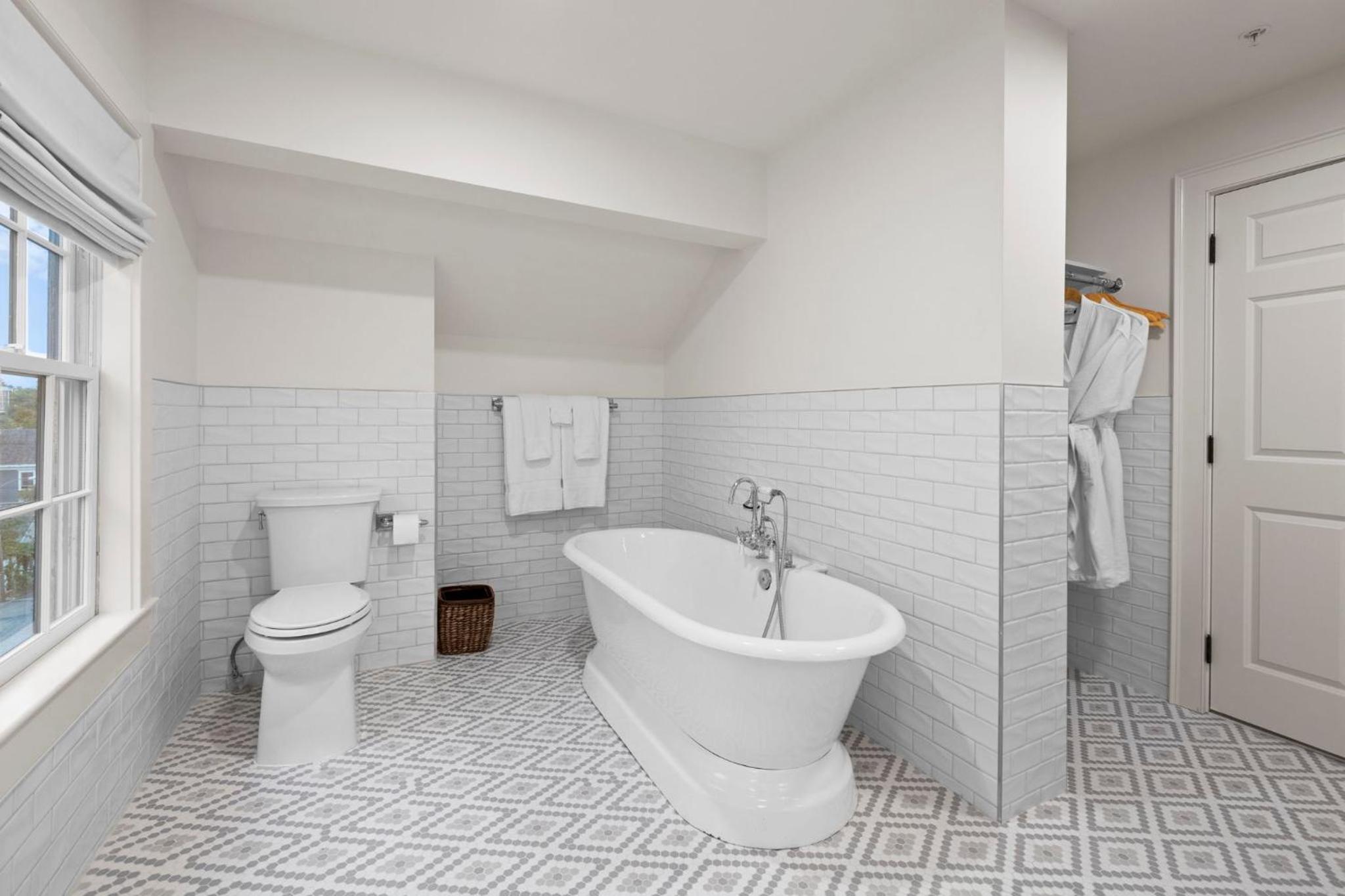 Executive Suite - Photo 7