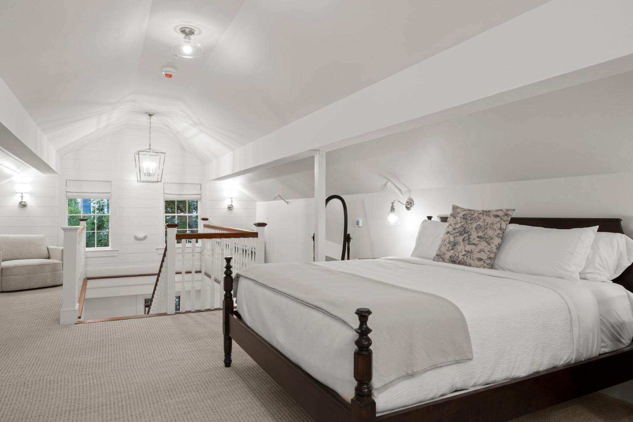 Executive Suite - Photo 1