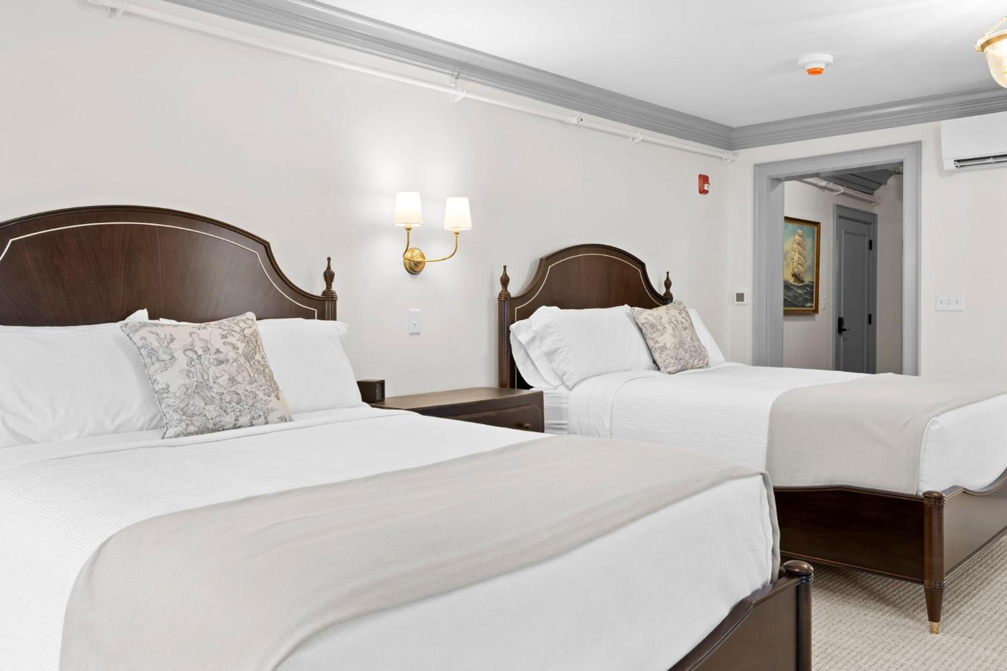 Deluxe Queen Suite - Photo 10