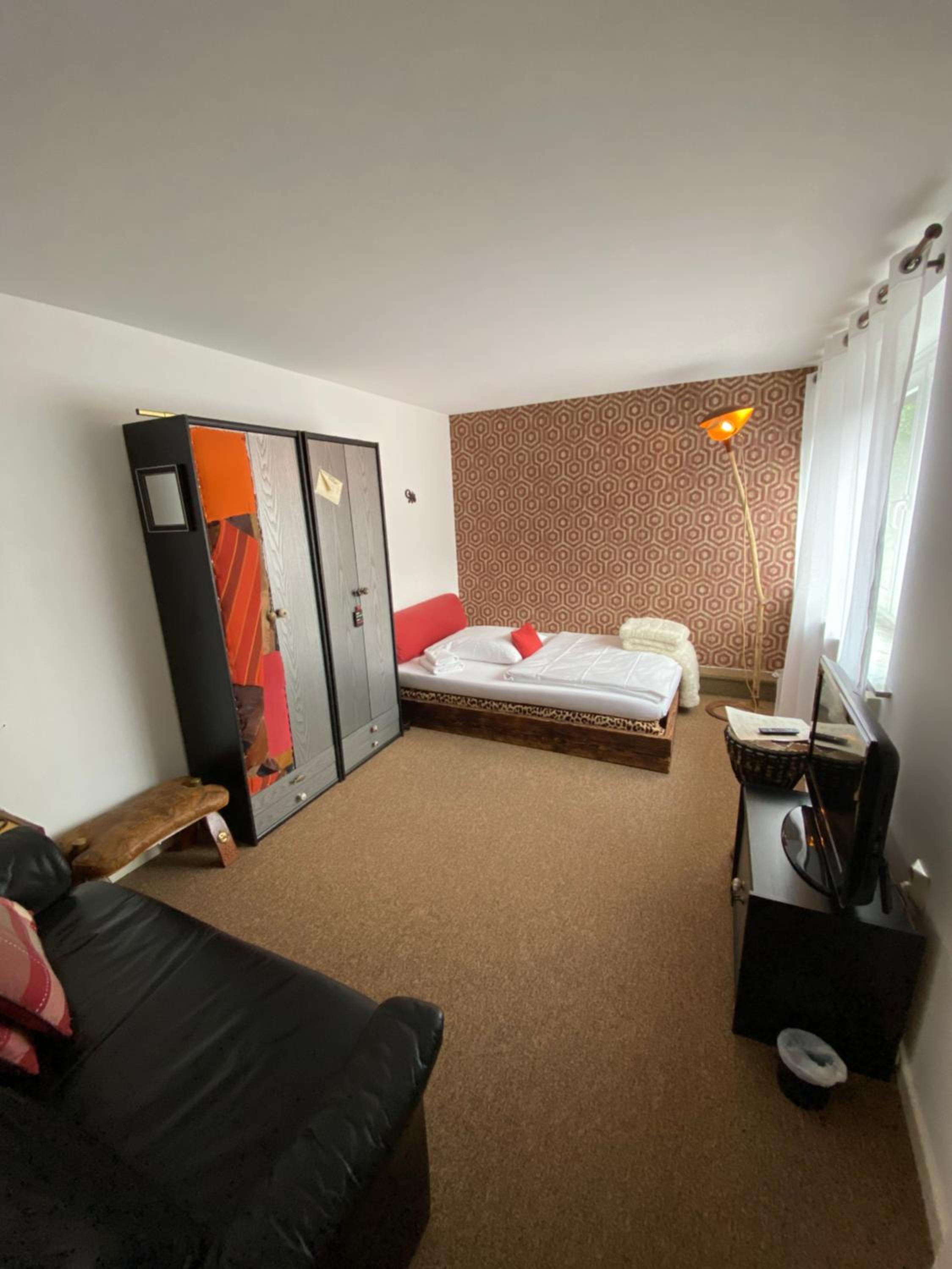Single Room with Shared Bathroom thumbnail 5