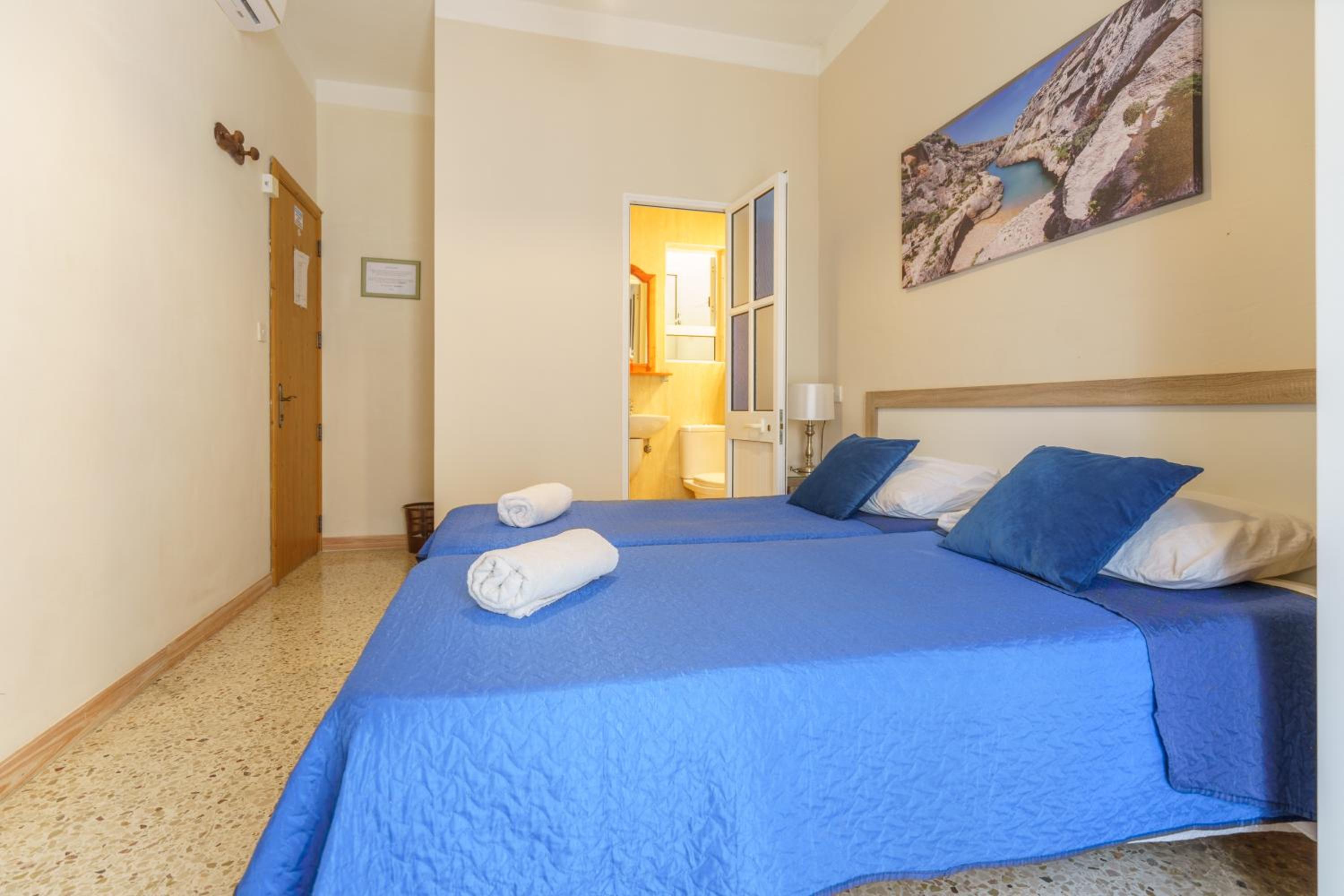 Double or Twin Room - Photo 3