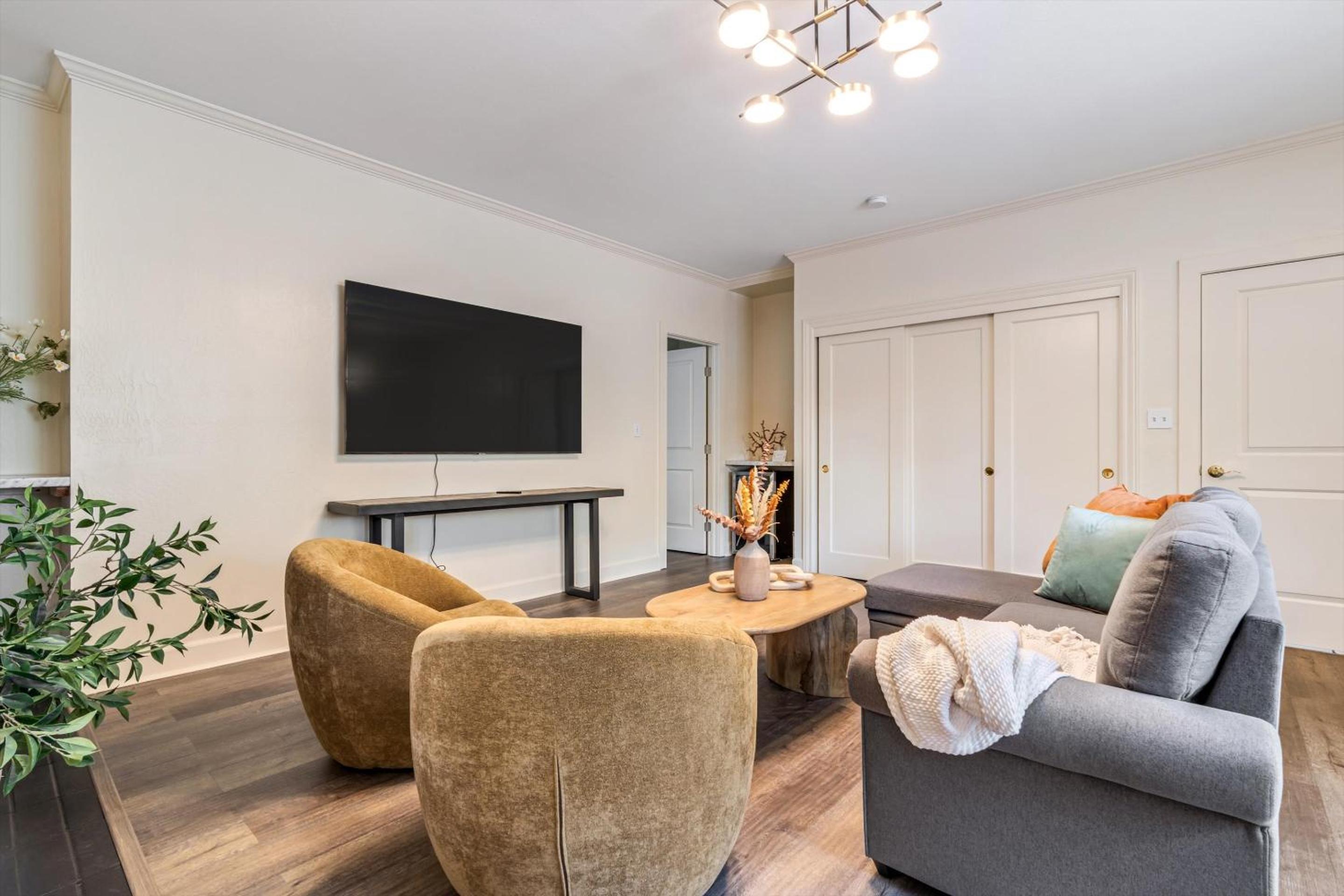 One-Bedroom Suite - Photo 4