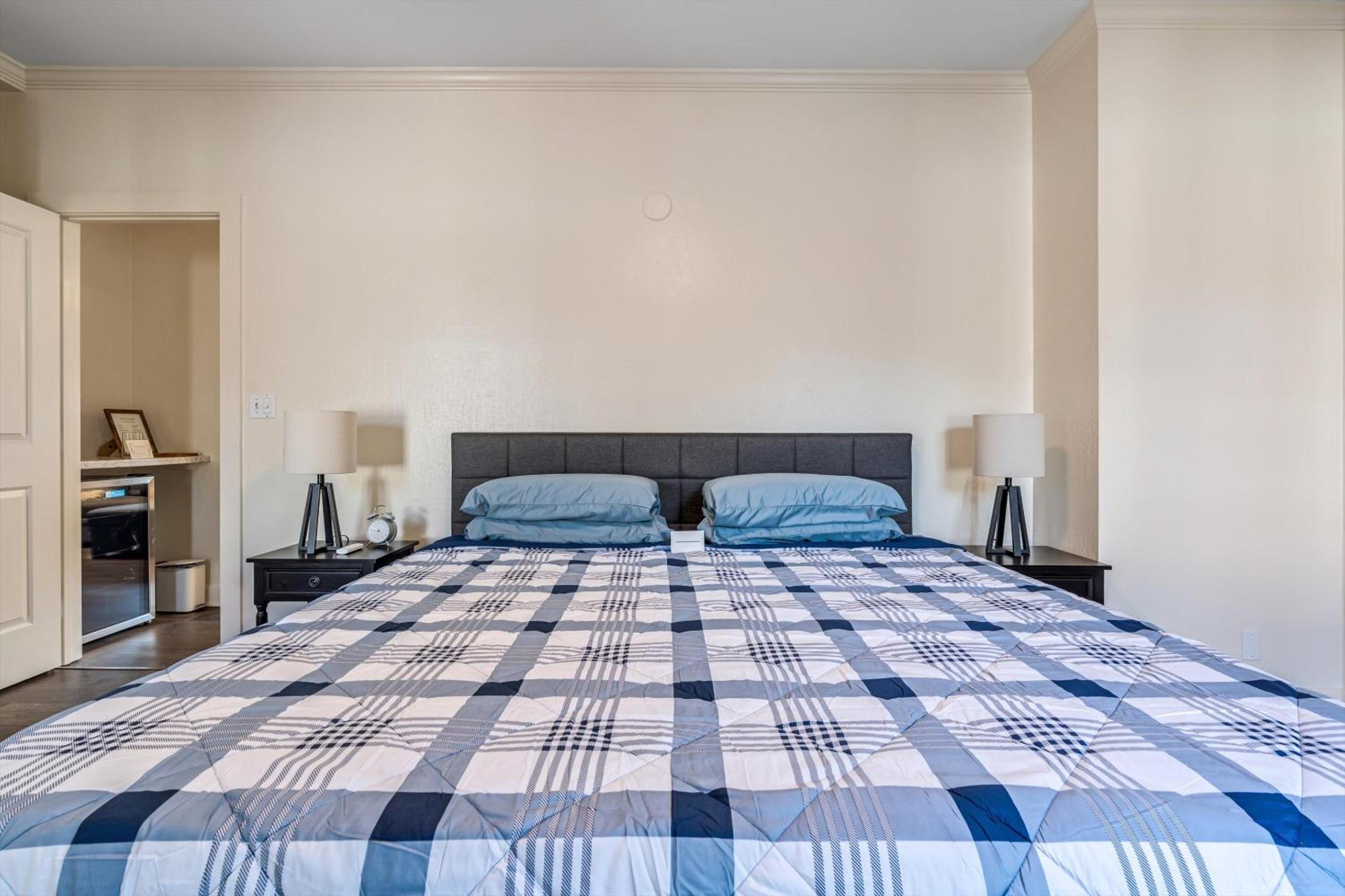 One-Bedroom Suite - Photo 6
