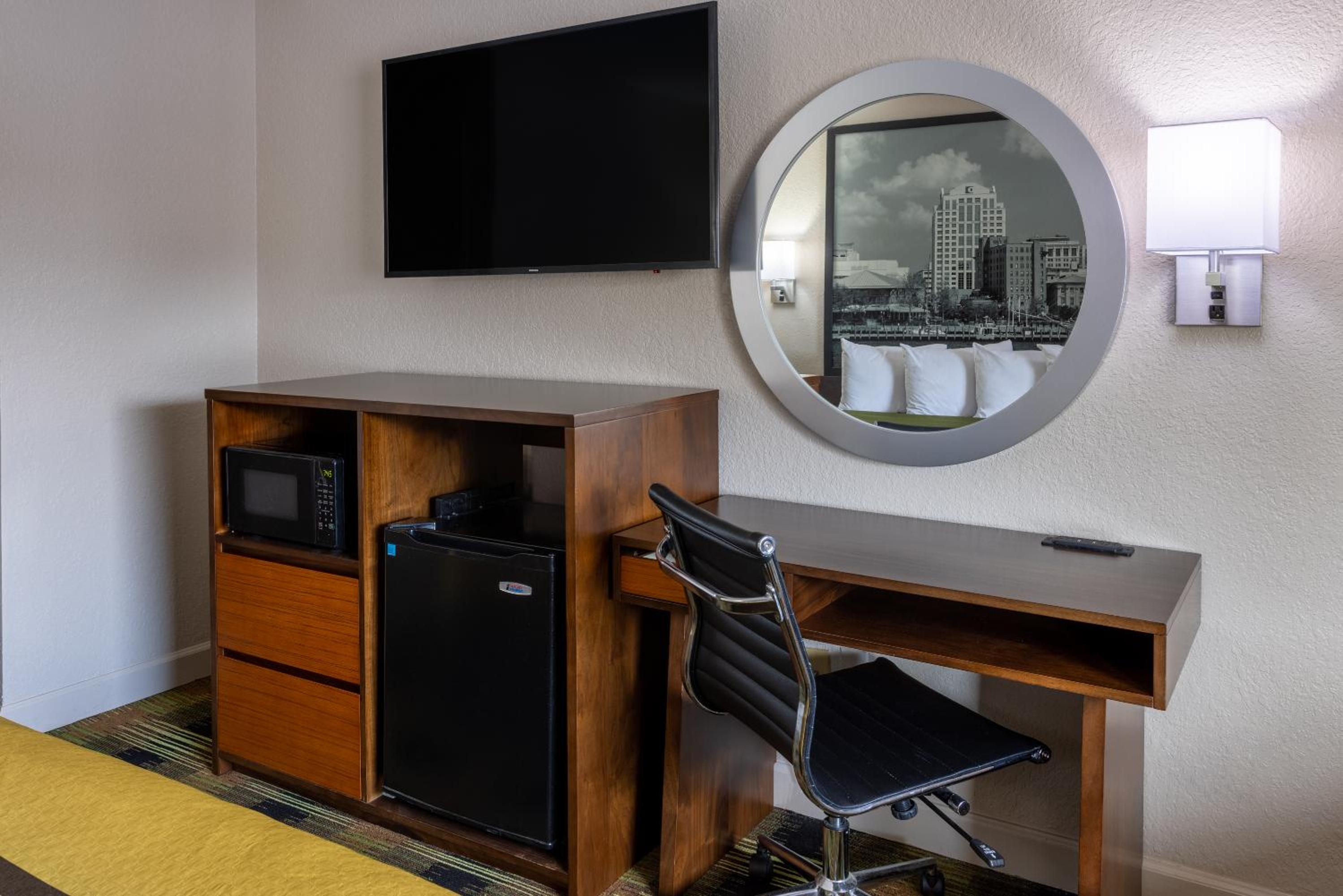 King Room - Non-Smoking photo 2