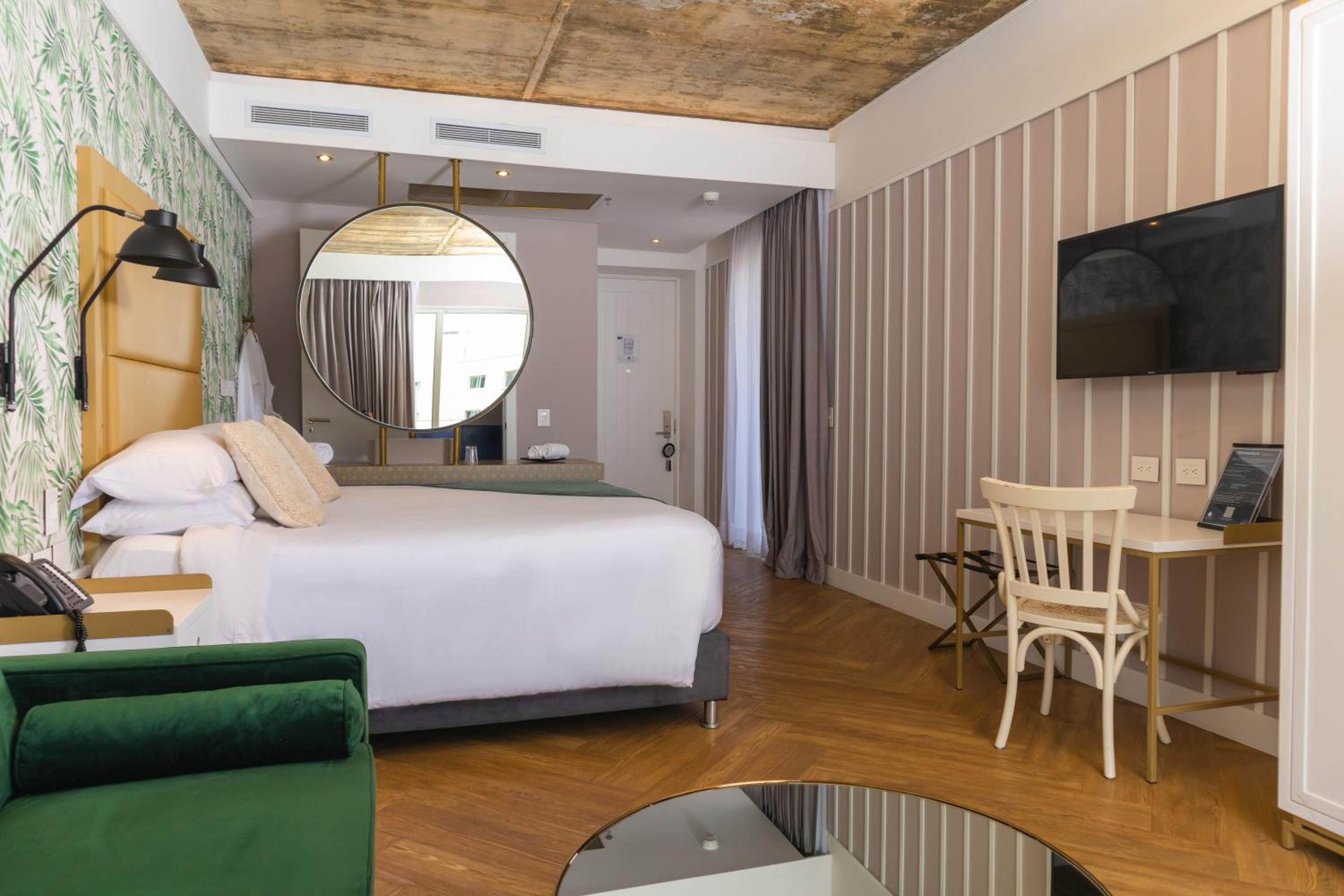 1 King Bed-Suite Studio  - Photo 2