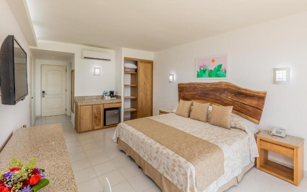 Deluxe King Room with Frontal Sea View - Photo 2