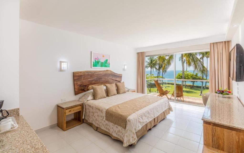 Deluxe King Room with Frontal Sea View - Photo 1