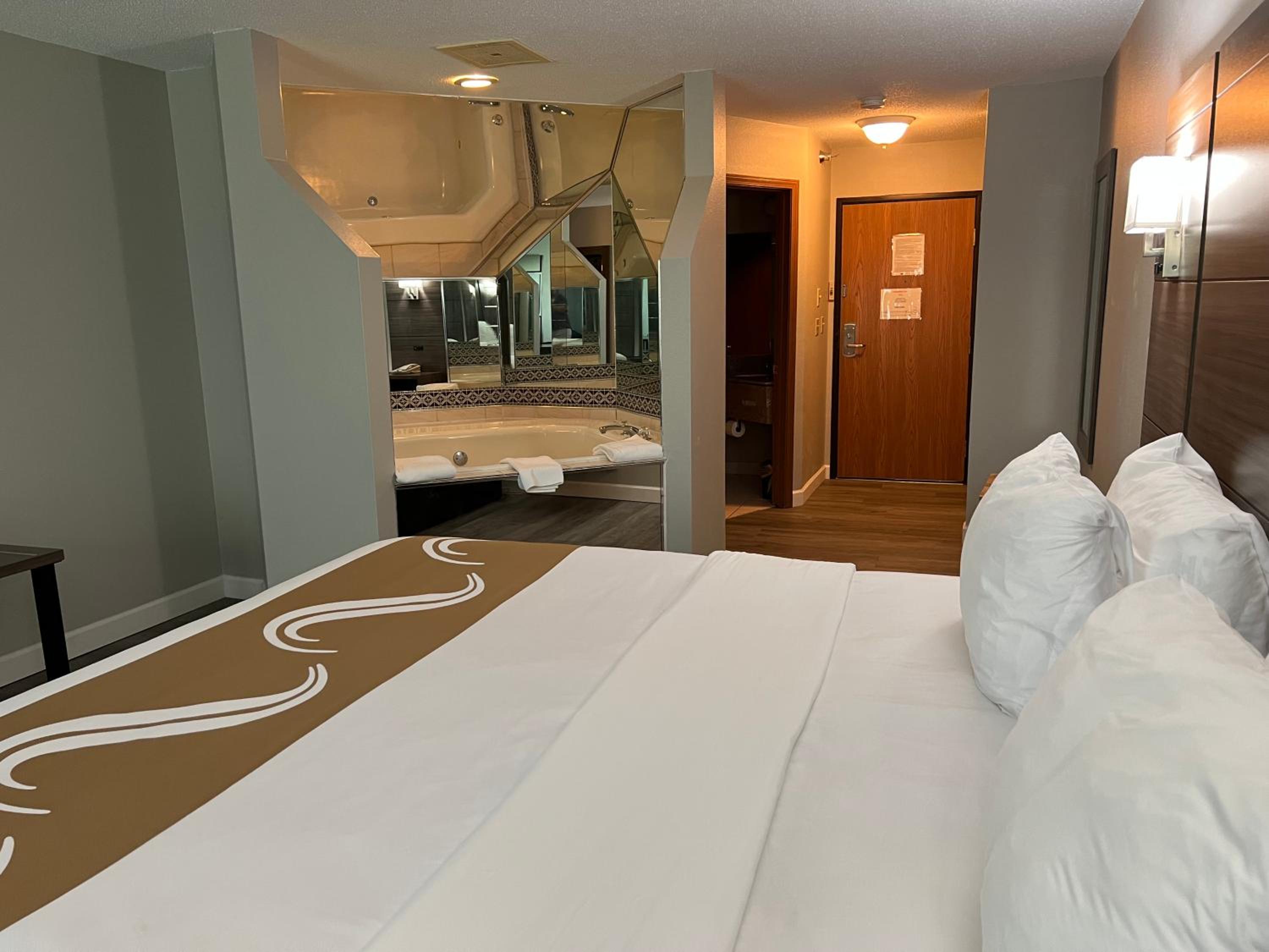 King Suite with Hot Tub - Non-Smoking photo 3