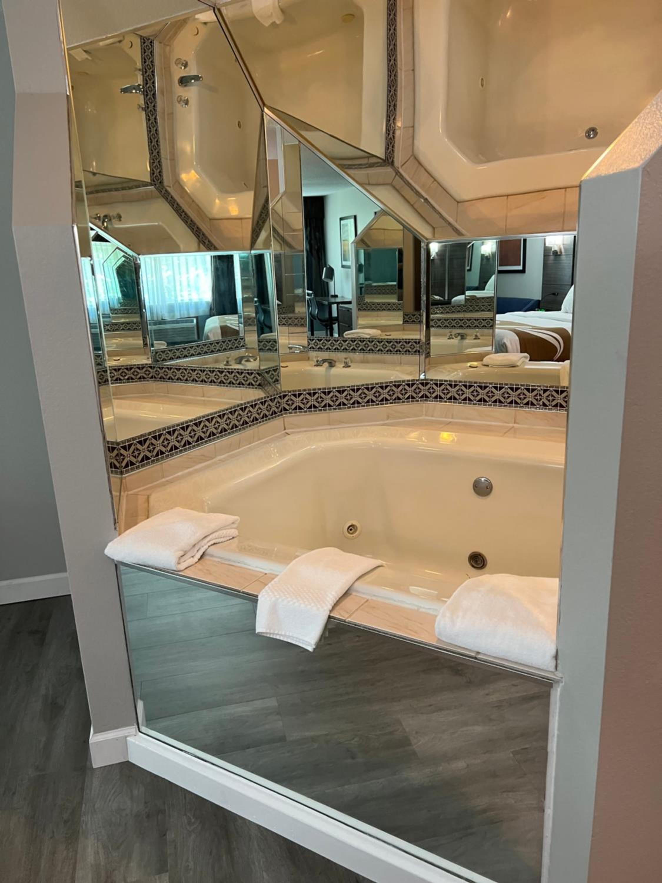 King Suite with Hot Tub - Non-Smoking photo 2