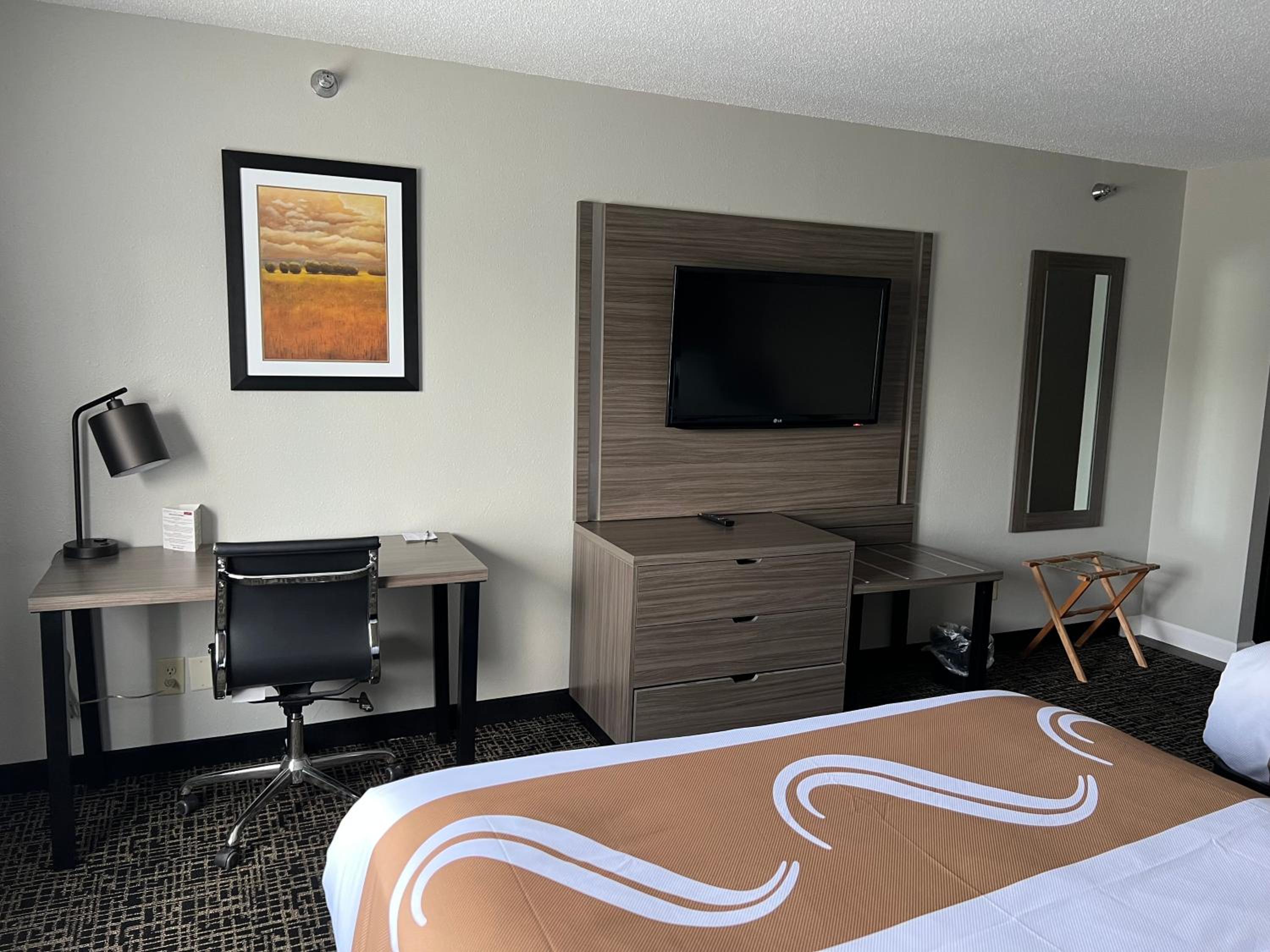 Queen Room with Two Queen Beds - Non-Smoking photo 2