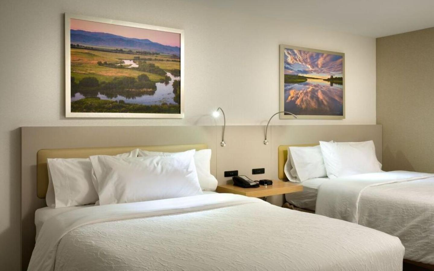 Queen Room with Two Queen Beds photo 3