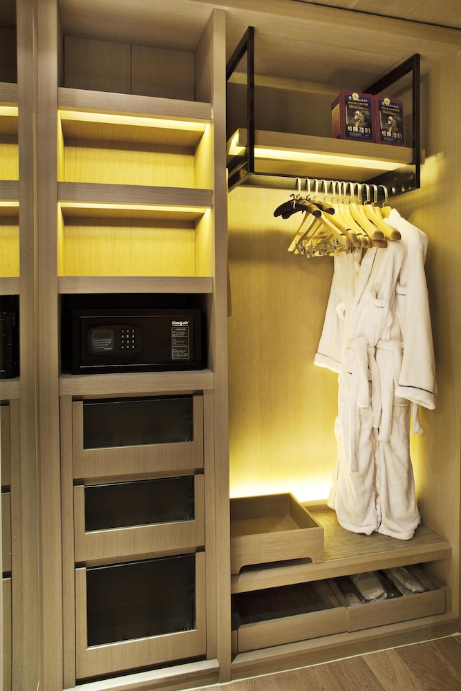 Deluxe Business King Room-free transportation within 10KM/stay photo 3