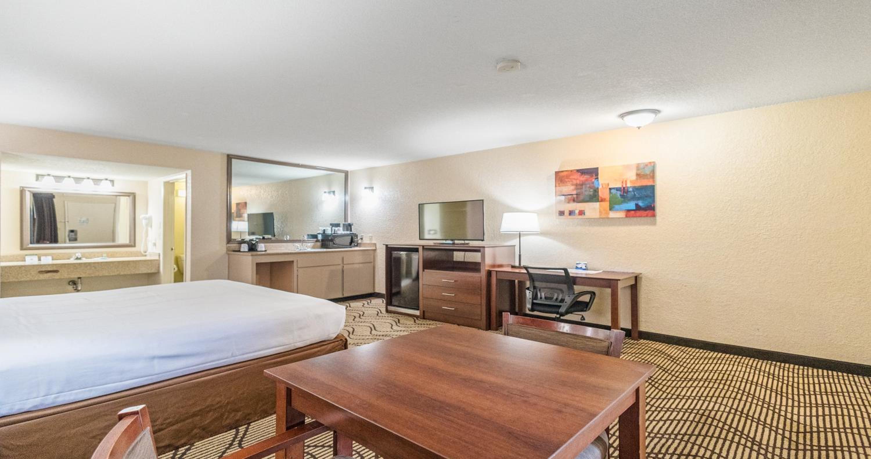 King Room - Non-Smoking - Photo 4