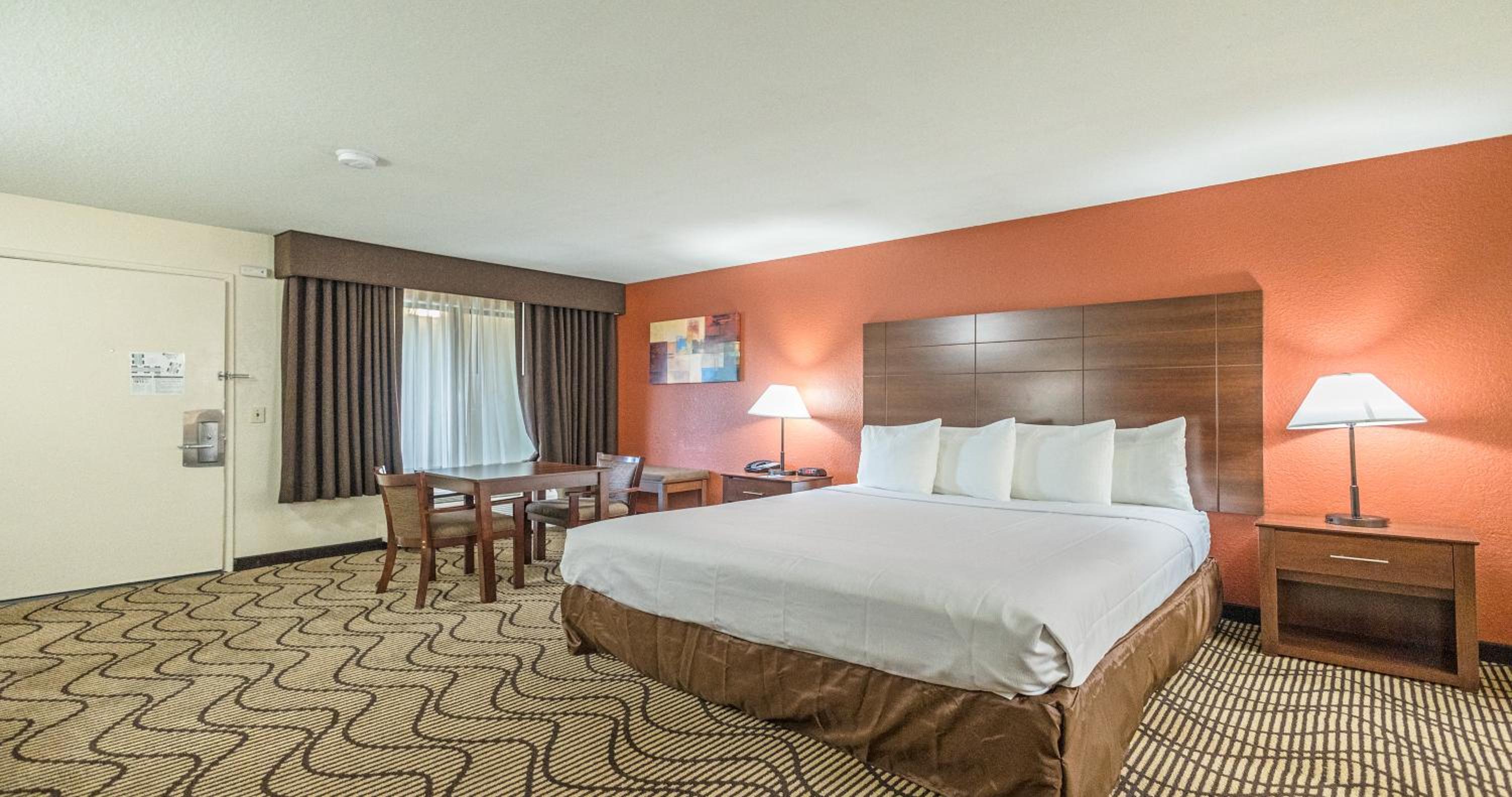 King Room - Non-Smoking - Photo 5