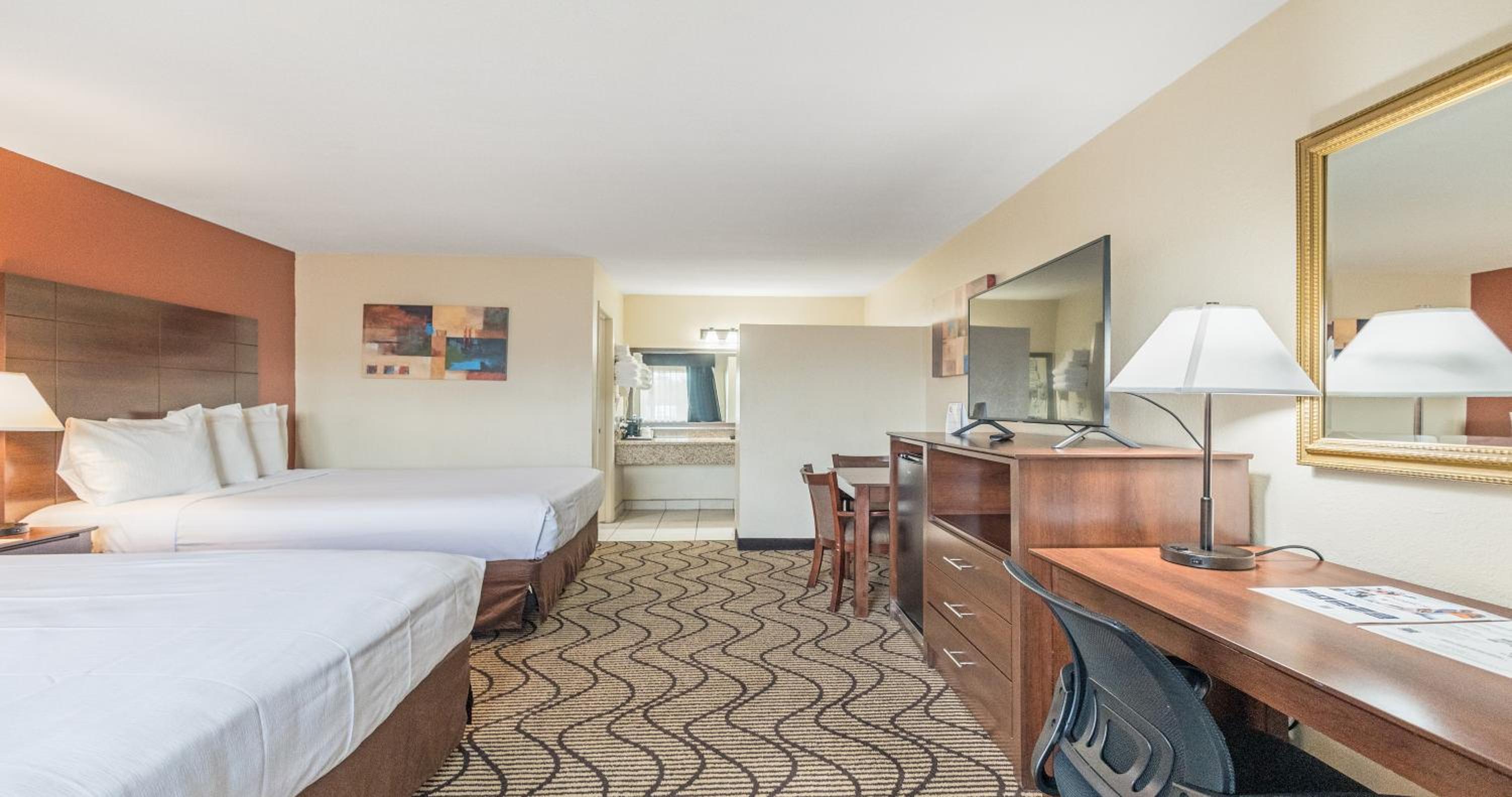 Queen Room with Two Queen Beds - Non-Smoking - Photo 2