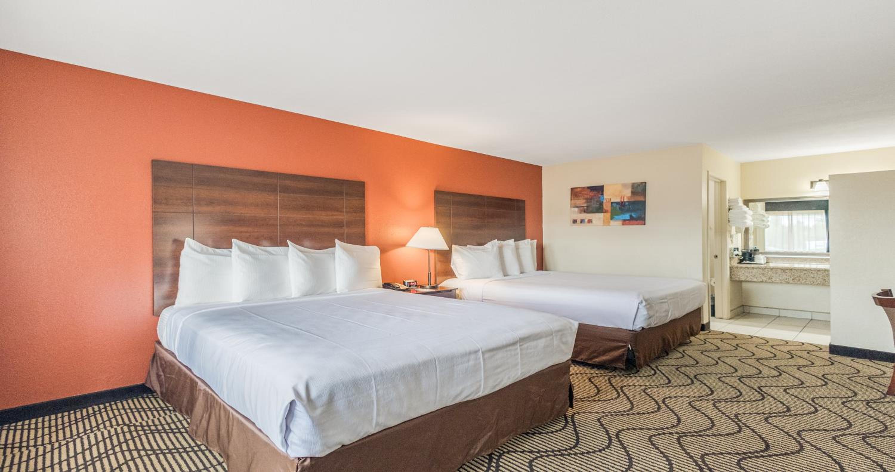 Queen Room with Two Queen Beds - Non-Smoking - Photo 12