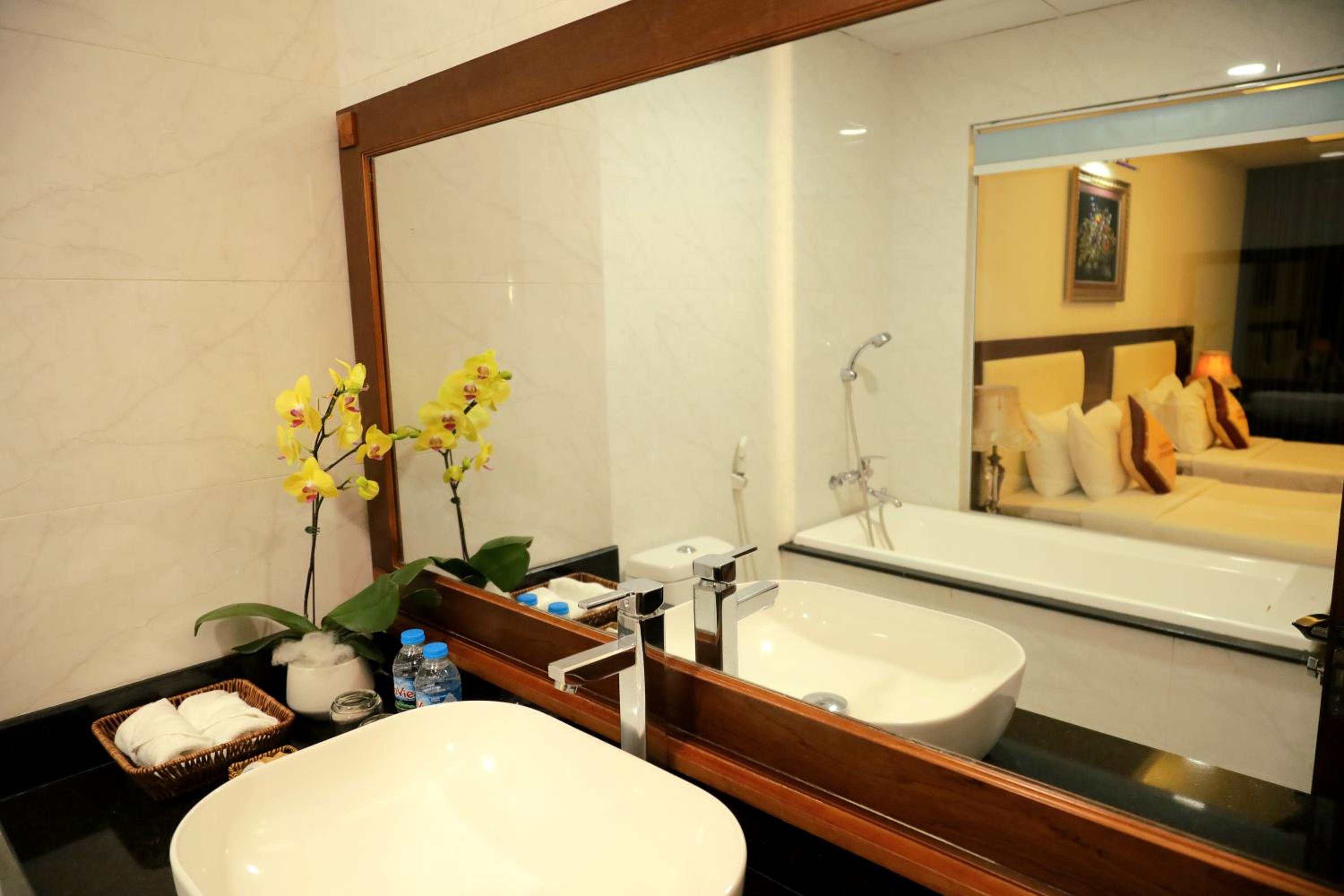 Deluxe King Room - Photo 2