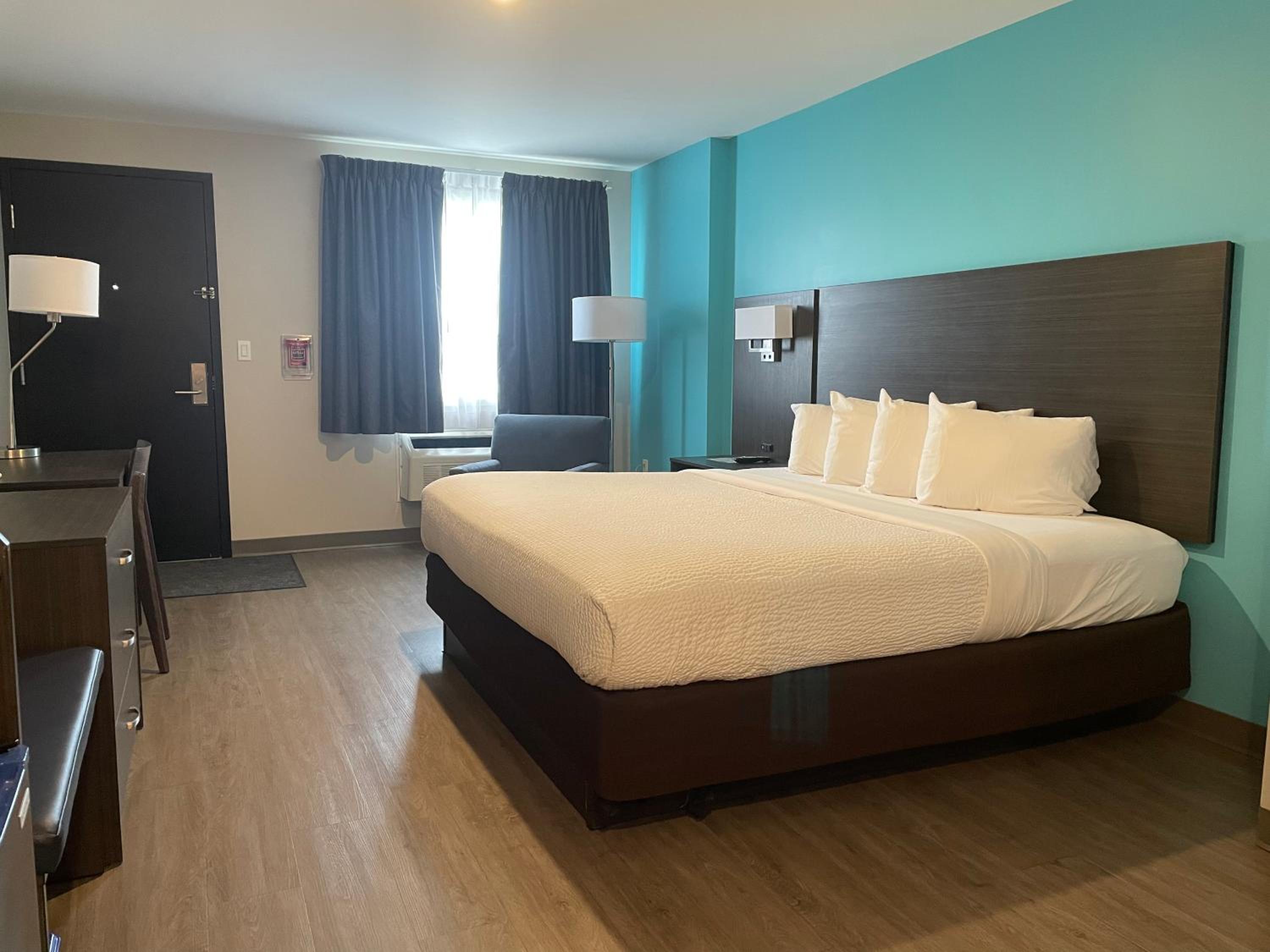 Deluxe King Room - No Pets/Non-Smoking - Photo 1