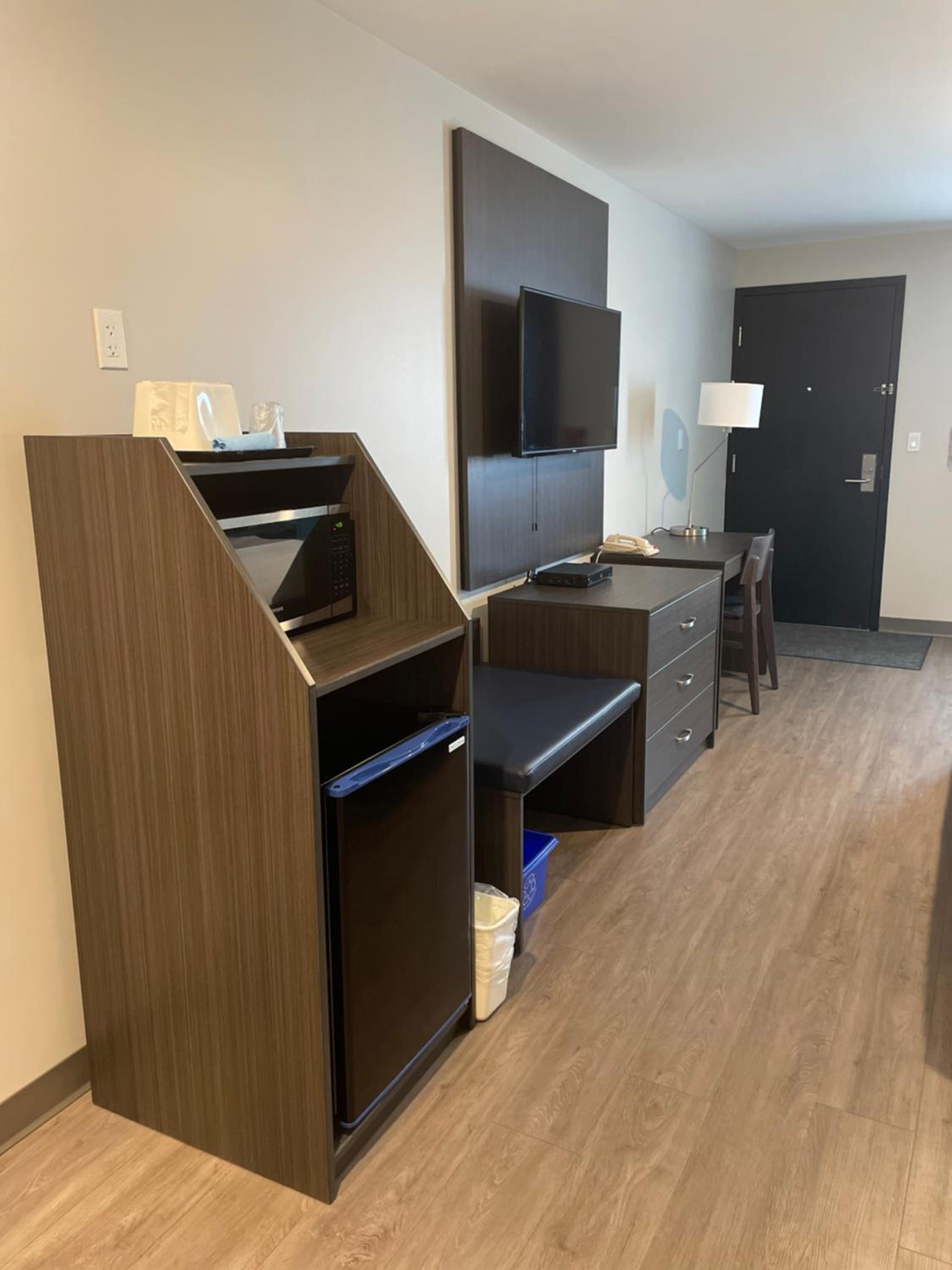 Deluxe King Room - No Pets/Non-Smoking - Photo 2