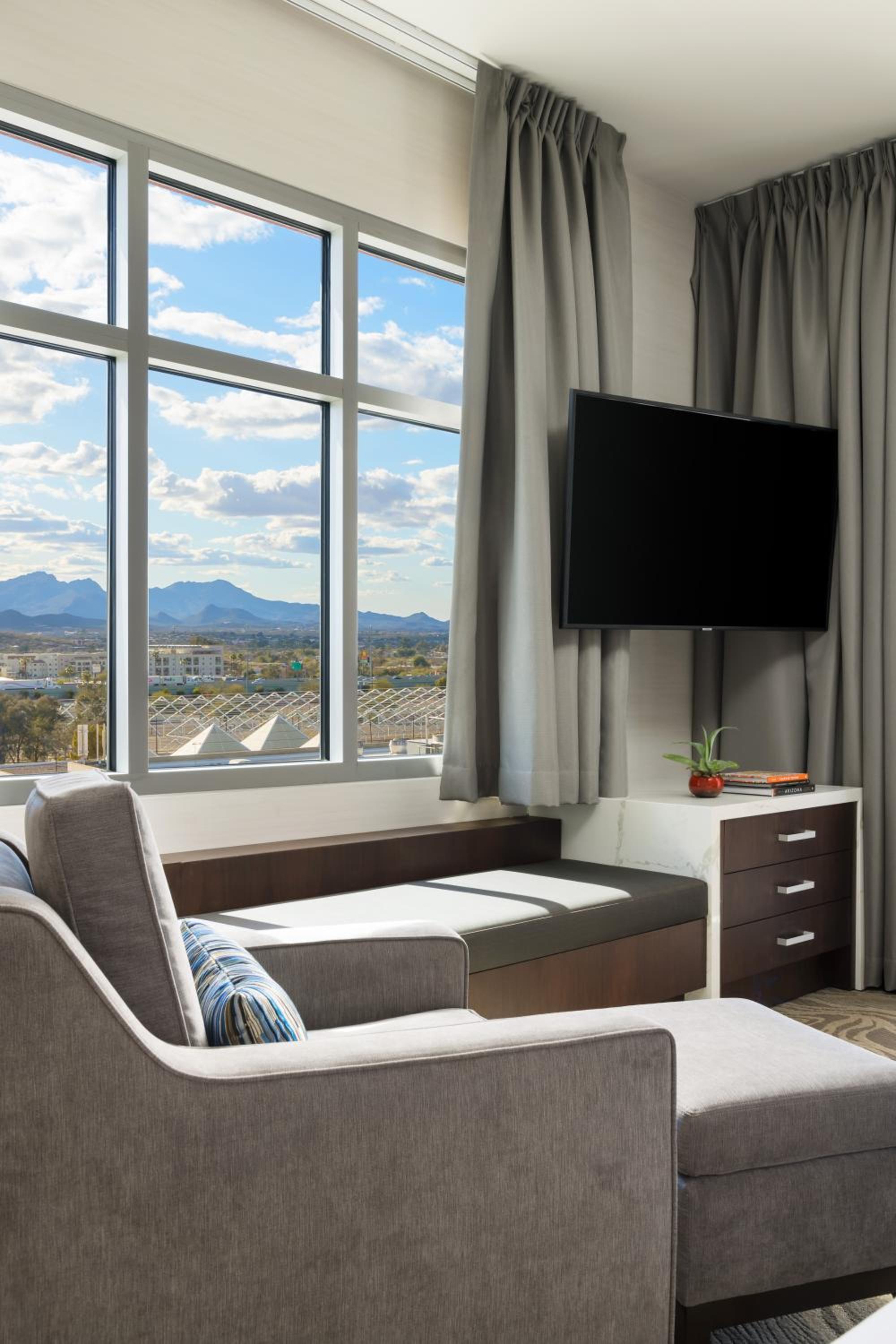 One-Bedroom King Suite with Balcony - Photo 5
